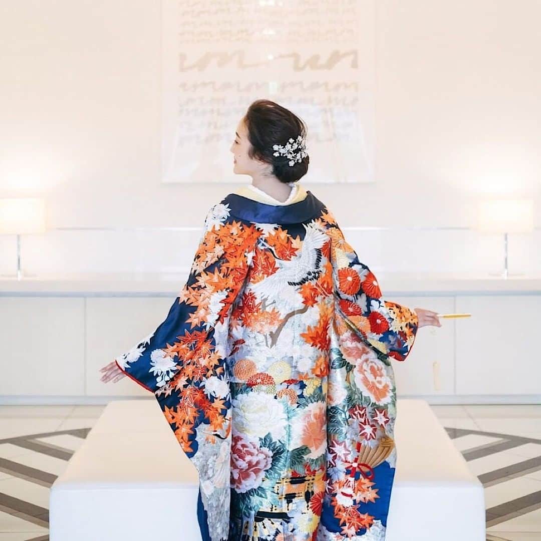 のインスタグラム：「色鮮やかな刺繍使いが美しいネイビーの色打掛👘⠀⠀ コーディネートのポイントや詳細は @dresses_weddingdress ホーム画面URLへ。⠀ ⠀⠀⠀ ----------------------------------------⠀⠀⠀⠀⠀⠀⠀ 色打掛:01-5027⠀⠀ 和装小物：203-4369⠀ 半襟:201-0067⠀ ヘッドアクセサリー:05-8441⠀ ⠀⠀ こちらの色打掛は @thesweetcollection_by_juno  でお取り扱いがございます。 ⠀⠀⠀⠀⠀ -----------------------------------------⠀⠀⠀⠀⠀⠀⠀ <お問い合わせ>⠀⠀⠀⠀⠀⠀⠀ 💌@dresses_weddingdress へDM⠀⠀⠀⠀⠀⠀⠀ 📞 0120-791-249⠀⠀⠀⠀⠀⠀⠀ ご試着予約やレンタル価格など、お気軽にお問い合わせください。⠀⠀⠀⠀⠀⠀⠀ その他の和装コーディネートは#和装_Dresses よりご覧いただけます。⠀⠀⠀⠀⠀⠀⠀ -⠀⠀ プレ花&卒花さまの素敵なお写真をご紹介します✨⠀⠀⠀⠀⠀⠀⠀ 《 #ドレッシーズ花嫁 》を付けて、投稿してくださいね💐 ⠀⠀⠀⠀⠀⠀⠀ 素敵だと思ったら、写真をダブルタップ♬⠀⠀⠀⠀⠀⠀⠀ ⠀⠀⠀⠀⠀⠀⠀ #ドレッシーズ#色打掛#前撮り#後撮り#色打掛コーディネート #色打掛試着#和装小物#2019冬婚#2020冬婚#令和婚#2020春婚#プレ花嫁さんと繋がりたい#全国の花嫁さんと繋がりたい#みんなのウェディング#神社婚#神社挙式#和装婚#和装式#和装コーディネート#フォトウェディング#和装フォトウェディング#ナチュラルウェディング #フォトウェディング #和装前撮り#ロケーションフォトウェディング」