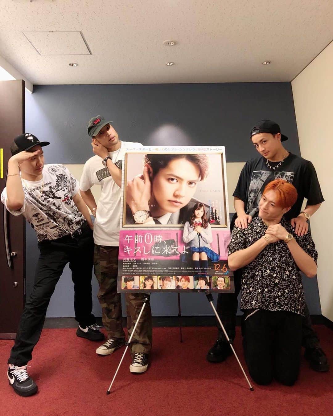 映画『午前0時、キスしに来てよ』のインスタグラム：「＼GENERATIONSも🤗映画０キス🎬💙／ ﻿ ﻿ 本日11/21でデビュー7周年🎉＆主題歌も本日発売🎉のGENERATIONSメンバーにも0キスを観て頂きましたっ🎬﻿ ﻿ 中務さんはwaiting日奈々ポーズ💓﻿ ﻿ 数原さんはリアル丸見えポーズ😆﻿ ﻿ 佐野さんはこれから🤫！﻿ ﻿ 感想もぜひ…公式に、教えに来てよ🐾﻿ ﻿ #waiting日奈々ポーズ﻿ #丸見えポーズ﻿ #0キス #午前0時キスしに来てよ #12月6日公開 ﻿ #片寄涼太 #橋本環奈  #GENERATIONS ﻿ #ワンミリ」