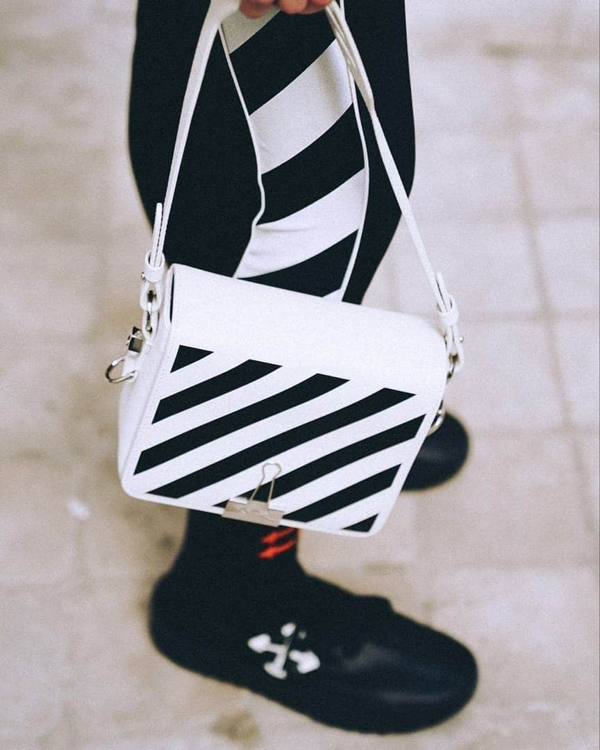 OFF-WHITE C/O VIRGIL ABLOHさんのインスタグラム写真 - (OFF-WHITE C/O VIRGIL ABLOHInstagram)「Off-White™ diagonal binder clip bag with black diagonals now available online and in store worldwide」11月21日 12時00分 - off____white