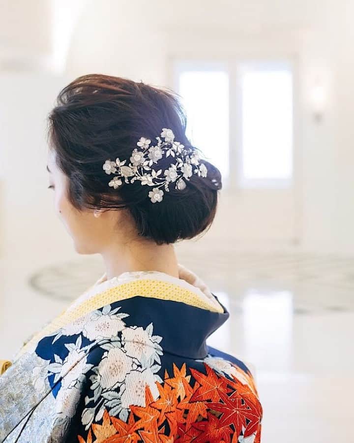 のインスタグラム：「色鮮やかな刺繍使いが美しいネイビーの色打掛👘⠀⠀ コーディネートのポイントや詳細は @dresses_weddingdress ホーム画面URLへ。⠀ ⠀⠀⠀ ----------------------------------------⠀⠀⠀⠀⠀⠀⠀ 色打掛:01-5027⠀⠀ 和装小物：203-4369⠀ 半襟:201-0067⠀ ヘッドアクセサリー:05-8441⠀ ⠀⠀ こちらの色打掛は @thesweetcollection_by_juno  でお取り扱いがございます。 ⠀⠀⠀⠀⠀ -----------------------------------------⠀⠀⠀⠀⠀⠀⠀ <お問い合わせ>⠀⠀⠀⠀⠀⠀⠀ 💌@dresses_weddingdress へDM⠀⠀⠀⠀⠀⠀⠀ 📞 0120-791-249⠀⠀⠀⠀⠀⠀⠀ ご試着予約やレンタル価格など、お気軽にお問い合わせください。⠀⠀⠀⠀⠀⠀⠀ その他の和装コーディネートは#和装_Dresses よりご覧いただけます。⠀⠀⠀⠀⠀⠀⠀ -⠀⠀ プレ花&卒花さまの素敵なお写真をご紹介します✨⠀⠀⠀⠀⠀⠀⠀ 《 #ドレッシーズ花嫁 》を付けて、投稿してくださいね💐 ⠀⠀⠀⠀⠀⠀⠀ 素敵だと思ったら、写真をダブルタップ♬⠀⠀⠀⠀⠀⠀⠀ ⠀⠀⠀⠀⠀⠀⠀ #ドレッシーズ#色打掛#前撮り#後撮り#色打掛コーディネート #色打掛試着#和装小物#2019冬婚#2020冬婚#令和婚#2020春婚#プレ花嫁さんと繋がりたい#全国の花嫁さんと繋がりたい#みんなのウェディング#神社婚#神社挙式#和装婚#和装式#和装コーディネート#フォトウェディング#和装フォトウェディング#ナチュラルウェディング #フォトウェディング #和装前撮り#ロケーションフォトウェディング」