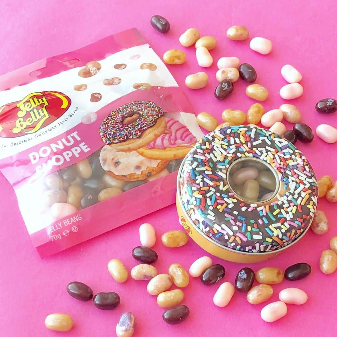 プラザ/PLAZAさんのインスタグラム写真 - (プラザ/PLAZAInstagram)「「Jelly Belly」からドーナッツフレーバーが登場🍩💕グレーズド、チョコレートグレーズド、アップルフィルド、ストロベリーアイス、ブルーベリーケーキの5種類のフレーバー🙌1粒で食べたり、フレーバーをミックスしたり❤️ジェリーベリーならではの食べ方を楽しめます🥳 . Jelly Belly ドーナッツミックス ¥302(税込) ドーナッツミックス缶 ¥540(税込) . #PLAZAスタイル #jellybelly #ジェリーベリー #donuts #ドーナツ #ドーナッツ #🍩 #PLAZA #プラザ #MINiPLA #MINIPLA #ミニプラ @plazastyle」11月21日 12時01分 - plazastyle