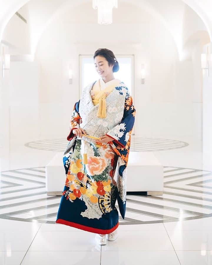のインスタグラム：「色鮮やかな刺繍使いが美しいネイビーの色打掛👘⠀⠀ コーディネートのポイントや詳細は @dresses_weddingdress ホーム画面URLへ。⠀ ⠀⠀⠀ ----------------------------------------⠀⠀⠀⠀⠀⠀⠀ 色打掛:01-5027⠀⠀ 和装小物：203-4369⠀ 半襟:201-0067⠀ ヘッドアクセサリー:05-8441⠀ ⠀⠀ こちらの色打掛は @thesweetcollection_by_juno  でお取り扱いがございます。 ⠀⠀⠀⠀⠀ -----------------------------------------⠀⠀⠀⠀⠀⠀⠀ <お問い合わせ>⠀⠀⠀⠀⠀⠀⠀ 💌@dresses_weddingdress へDM⠀⠀⠀⠀⠀⠀⠀ 📞 0120-791-249⠀⠀⠀⠀⠀⠀⠀ ご試着予約やレンタル価格など、お気軽にお問い合わせください。⠀⠀⠀⠀⠀⠀⠀ その他の和装コーディネートは#和装_Dresses よりご覧いただけます。⠀⠀⠀⠀⠀⠀⠀ -⠀⠀ プレ花&卒花さまの素敵なお写真をご紹介します✨⠀⠀⠀⠀⠀⠀⠀ 《 #ドレッシーズ花嫁 》を付けて、投稿してくださいね💐 ⠀⠀⠀⠀⠀⠀⠀ 素敵だと思ったら、写真をダブルタップ♬⠀⠀⠀⠀⠀⠀⠀ ⠀⠀⠀⠀⠀⠀⠀ #ドレッシーズ#色打掛#前撮り#後撮り#色打掛コーディネート #色打掛試着#和装小物#2019冬婚#2020冬婚#令和婚#2020春婚#プレ花嫁さんと繋がりたい#全国の花嫁さんと繋がりたい#みんなのウェディング#神社婚#神社挙式#和装婚#和装式#和装コーディネート#フォトウェディング#和装フォトウェディング#ナチュラルウェディング #フォトウェディング #和装前撮り#ロケーションフォトウェディング」