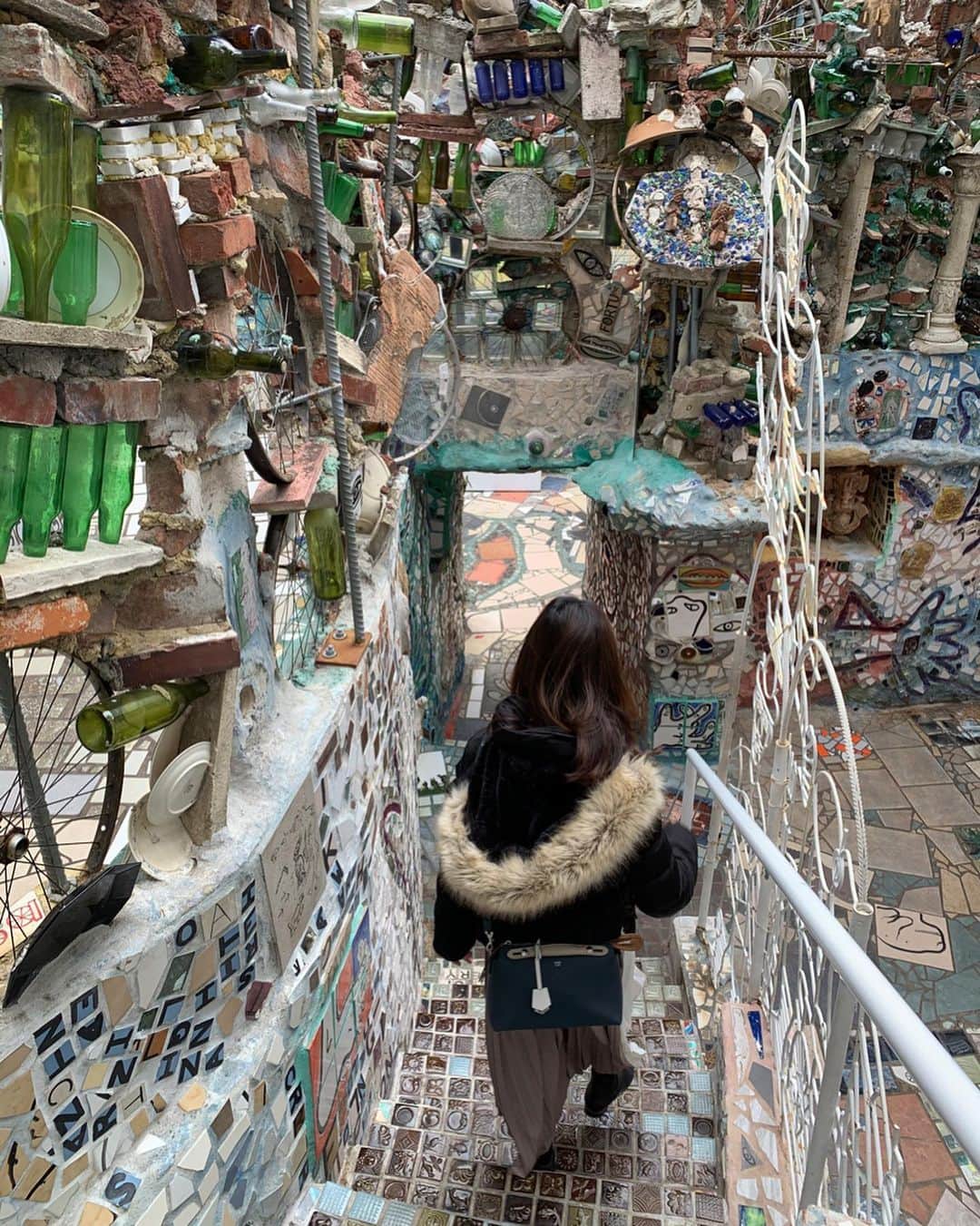 早川茉希さんのインスタグラム写真 - (早川茉希Instagram)「📍Philadelphia's Magic Gardens💜  フィラデルフィア旅行２日目は 11時のオープンに合わせて #モザイクアート の#フィラデルフィアマジックガーデン へ✨  既に並んでる人もいたけど、すぐ入れた🤗  この大規模アート、 見れば見るほど凄い作りの不思議空間‼️ 子どもたちに環境保護を伝えるプログラムも行うなど コミュニケーションの場にもなっている #環境アート なのだそう🤔  フィラデルフィアは、合衆国建国の地🇺🇸 自由の象徴とされる#自由の鐘 も見てきました🔔  街並みが綺麗だったな🎵  #philadelphia #philly #trip #art #libertybell #フィラデルフィア #フィラデルフィア観光 #ニューヨーク #ニューヨーク生活 #アメリカ暮らし #週末旅行 #アメリカ旅行 #アート #旅行好き #タビジョ」11月21日 12時03分 - maki_hayakawa