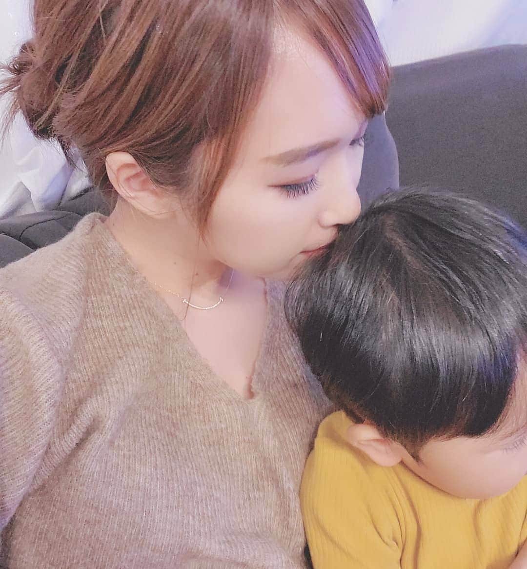 佐藤夏希のインスタグラム：「東京中央美容外科にいってきたよー♡  とっても綺麗で清潔感があって クリニックの雰囲気が素敵すぎるんだ😊💓 * * 私が大好きな塩満先生は タピオカ好きという共通点♡ ↑もう私が考えてることが普通にファンの心理😂❤️ *  カウンセリングに行くのもあり！  塩満先生を拝みに行くのもあり！（笑）❤️ * * TCB式小顔美肌再生を受けてから 一週間が経ちましたが フェイスラインもすっきりしたし 何より肌質がめーっちゃよくなった気がする♡ ツヤツヤもちもち感伝えたくて動画も！！😂 また来週どんな感じになってるか楽しみだな❤️ * * * * *  #リフトアップならTCB東京中央美容外科 #美容整形ならTCB東京中央美容外科 #東京中央美容外科 #美容外科#新宿#東京中央美容外科新宿院#塩満恵子#TCB式小顔美肌再生#リフトアップ#PR @tcbshinjuku」