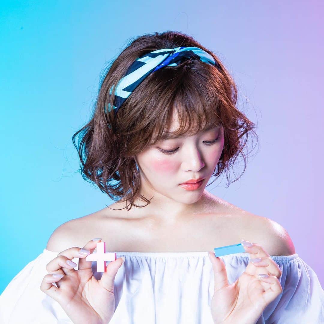 のインスタグラム：「. 溜まった汚れや角質はそのままにしておくと、お肌のくすみの原因に。﻿ この時期のケアは定期的にスクラブでお肌を素の状態にしてあげることも大切です💡﻿ 保湿効果の高い砂糖とオリーブオイルを使えば、誰でも簡単に自宅でスクラブが作れます💫﻿ 香りやテクスチャーなどを自分好みにしてバスタイムのお手入れを楽しみましょう！﻿ .﻿ ﻿ [材料]﻿ ・砂糖（きめ細かい物）﻿ （本レシピでは三温糖を使用）﻿ ・オリーブオイル﻿ （ココナッツオイルでも代用可）﻿ ・オレンジ﻿ ﻿ [作り方]﻿ 1. ボウルに砂糖とオリーブオイルを2:1の割合で混ぜ合わせる﻿ 2.どろっとした感触になるまで材料を混ぜ合わせ調整をする﻿ 3.カットしたオレンジを絞り、﻿香りづけをして完成﻿ ﻿ ※保存料不使用のため、﻿保管は冷蔵庫へ。﻿ 製作から2〜3週間を目安に﻿使い切りましょう。﻿ ※粗めの感触は﻿お肌を傷つけてしまうので注意﻿ .﻿ .﻿ .﻿ キレイモでは会員のみなさまに、きれいの秘訣がたくさん詰まった会報誌 "KIREIMO+MAGAZINE"をお配りしています！﻿ 表紙は田久保夏鈴さん(@kar_insta_gram)が担当💓﻿ ぜひ読んでみてね！﻿ ﻿ #KIREIMO #キレイモ #脱毛 #全身脱毛 #脱毛サロン#美容 #美容情報 #美容部 #kiremaga﻿ #肌ケア #メイク #コスメ #スキンケア #ボディケア ﻿ #もっちり肌 #顔脱毛 #褒められ肌 #スキンケアマニア #美容オタク﻿ #透明感 #透明感女子 #透明感メイク #美肌ケア ﻿ #スクラブ #シュガースクラブ #オーガニックコスメ #オーガニックスキンケア」
