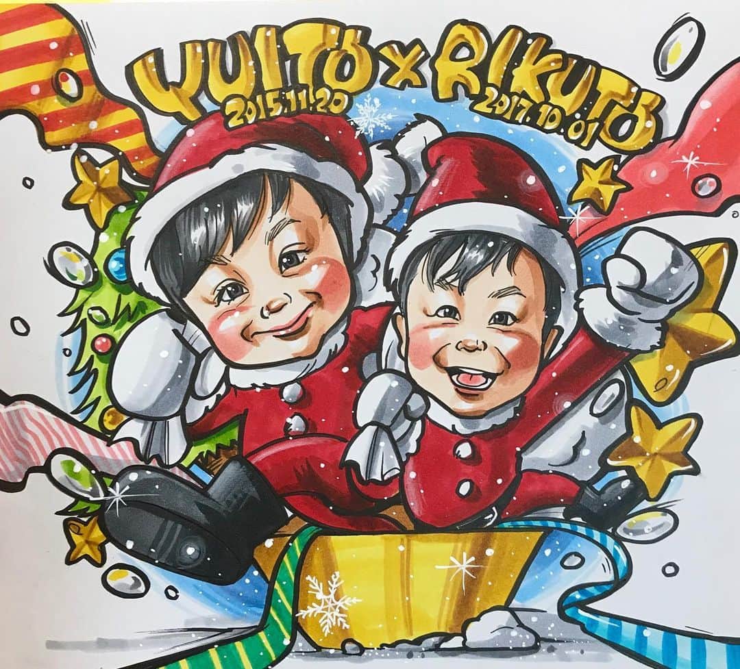 似顔絵★𝗚𝗢𝗥𝗜𝗞𝗜𝗡𝗚のインスタグラム：「. . . 先日の一枚❤️ . . #gorikingのクリスマスシリーズ2019 . . で、 可愛いbrothersをー✨💕 作品を仕上げた昨日がまさかのお誕生日で奇跡😭🌟✨ お誕生日に手元に届けられなかったのが残念だけど見た時はとっても喜んでくださったとのこと❤️✨ . . .  お目目くりくりで笑顔の可愛いお兄ちゃん、これからもすくすく育って下さいね🌟✨ . . 素敵なご依頼ありがとうございました❤️❤️✨ . . . ❌❌現在は、予約受付終了してます❌❌ 。 . . .  2019年度ご予約のお客✨ 現在125番までの方案内中です🌟✨💕 メールの確認宜しくお願い致します🙇‍♀️🌟✨ . 一巡したら後回し組へご連絡して参ります⭐️✨ . .  次回の予約応募は、 だいたいですが来年の2月、3月くらいです😭😭😭🌟✨あくまでも予定です。 . . . オーダー再開の際には 人数制限あるため必ず予約ができるわけではございません。 そのことも踏まえた上で 次回ご検討いただけると嬉しいです(^^) . . また、結婚式の使用を考えてくださる方も多いです✨  前々からお伝えしていますが、 基本的に予約順に対応しているため、 近々の納期を希望される方は、 対応できないこともあるので、 あらかじめご了承ください💦 . . . . . ※今回予約が取れた方へ※ . .  写真がまだ用意できてない、入金が遅れそうなど、状況により、順番が前後することもございます‼️ あらかじめご了承ください。 。 . . . また、芸能人、キャラクターのオーダー、パロディ風オーダーはお断りしています。  芸能人については、ご本人様に直接プレゼントなどはOKです。 . . . . . . 💰料金表は過去投稿記事みてね❤💰 . . . . . ➡️ハッシュタグ⇨ goriking117料金表2019⬅️ . . ✨✨✨✨✨✨✨✨✨✨✨✨✨✨✨✨ @by.goriking のアカウントでは、 過去書かせて頂いたお客様方からの、 似顔絵のその後のお写真をいただき、 投稿しております^ - ^❤️❤️ 玄関に飾ってある似顔絵、 渡した瞬間のお写真、 ご本人とのお写真などなど💕  いろんな場面でのお写真お待ちしております^ - ^✨⭐️ . . .  #似顔絵#pencildrawing#drawing#pencil#illust#painting#art#artwork#portrait#絵描きさんと繋がりたい#似顔絵師#gorikingの似顔絵屋さん#サンタ#サンタクロース#christmas#クリスマス#kids#kidsfashion#サンタコス#誕生日#brothers#兄弟#happybirthday#hbd#comicart#anime#animeart#comicartist#animejapan」