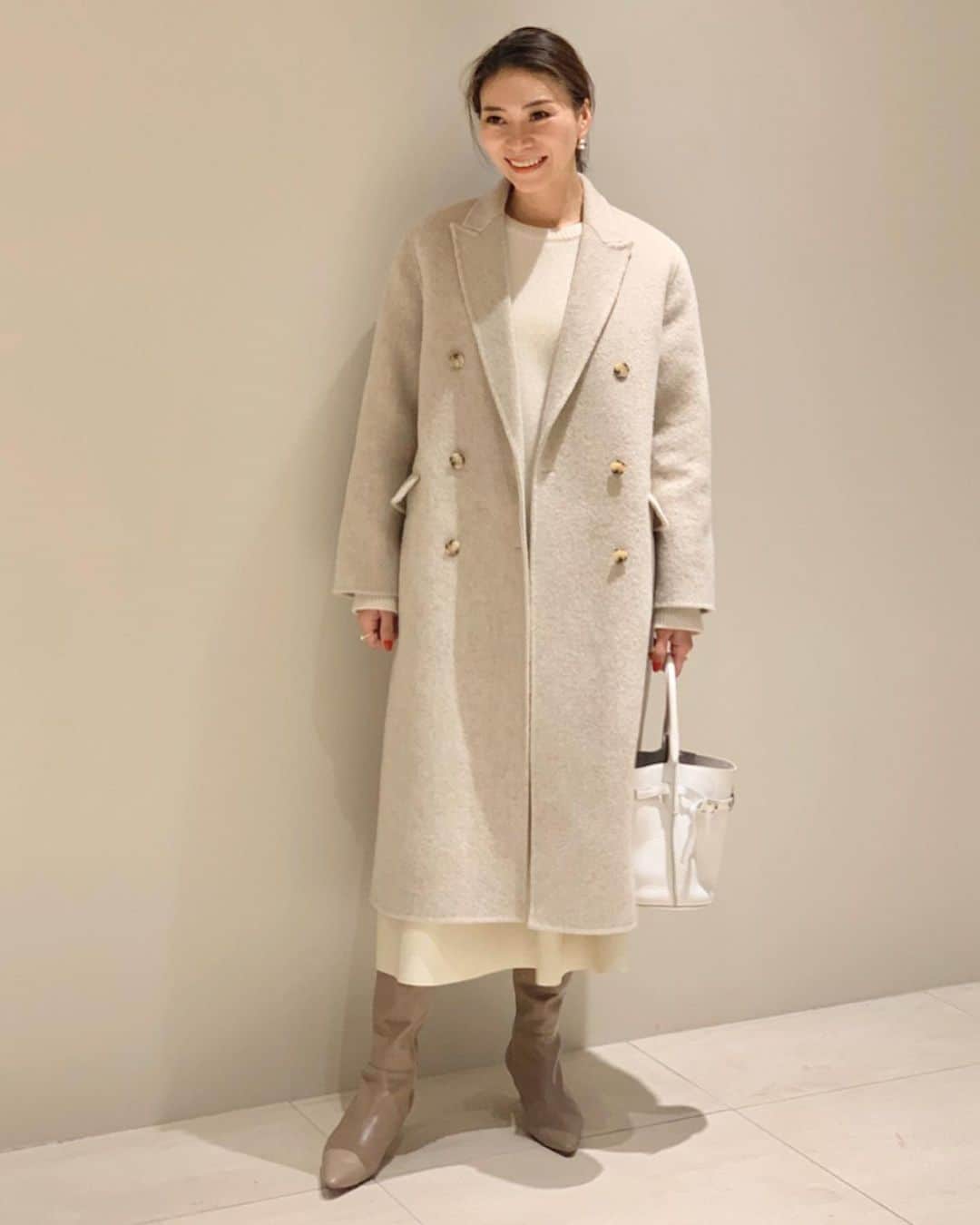のインスタグラム：「・ Outfit ☆ ・ Coat & Skirt → @cookiechocolate_official  Knit → @s_essentials_  Boots → @thefrankieshop  Bag → #celine ・ ・ バラバラに見つけたアイテムでベージュグラデーションが上手くいくと嬉しさ倍！ ・ 写真ではわかりづらいけどレザー見えのスカートは沢山のリクエストをいただいたようでブラックと共に再販スタート予定です。 ・ ・ そして昨日はNYから一時帰国中の　@bakerelisa ちゃんと @morimoto_sumau で旅をテーマにしたトークショーを開催しました。沢山のご応募ありがとうございました。 ・ 今回、NYに移住したえりさちゃんから感じる、自分を自分でコントロールする大切さや、自分自身と向き合い、全て自分で決めて行動することの大切さを皆さんとシェアしたくて、えりさちゃんに来てもらいました。  結果、大成功！！ 最後に一人一人と話す少しの時間でも、皆んなが前向きな笑顔になっていることが伝わり嬉しかったです🙏🏻❤️ ・ @morimoto_sumau のトークショーはいつだって、こんな風にアットホームでざっくばらんで、でも真っ直ぐな熱い気持ちを話せるから、来てくださった皆さんと一瞬でも心が一つになれたような気がして帰ってからも興奮状態が続きます。  そして私はこの興奮状態が大好きです❤️ 一期一会のクローズな機会だからこそ、話せること、共有できる感覚があります。トークショーに来てくださる方とは、そんな密な話ができるのが嬉しいです😊  写真はわざわざ兵庫県から来てくださった方。終電ギリギリまで話を聞いてくださいました。  こんな方がいらっしゃると思うと、もっともっと頑張らないと‼︎って身が引き締まるし、こんな方の為に自分の時間も感情も使いたいって思った🙏🏻❤️ ・ 時間ってね、凄く貴重なものだって最近更に強く感じていて、その貴重な時間は自分を向上させたり、誰かを幸せにしたり、心を豊かにする為に使いたいって。  その為にはやっぱり自分を大切にすること。 自分の内側にフォーカスして、心の声をちゃんと聞いて自分に嘘をつかないことが、結果、人にも自分にも優しく強くなれると思っています。  私が1番辛いのは自分に嘘をつくこと。 取り繕って、思ってもいないことを口にした時ほど 心が疲弊して苦しくなります。  だから時に求められている答えではないとわかっていても、自分の気持ちを正直に口にするようになりました。  それで関係が壊れたとしても、それは自ずといつか壊れる関係だから、それもまた一つの答えだと受け止めています。  いつも女性の向上心を促進する為に、自由にトークショーをさせてくださる @morimoto_sumau さまに心から感謝します。  来てくださった皆さま @morimoto_sumau のスタッフの皆さま そして @bakerelisa ちゃん 本当にありがとうございました！ ・ ・ #モリモト #私たちだって自分らしい家が欲しい #kumicloset  #kumijob」
