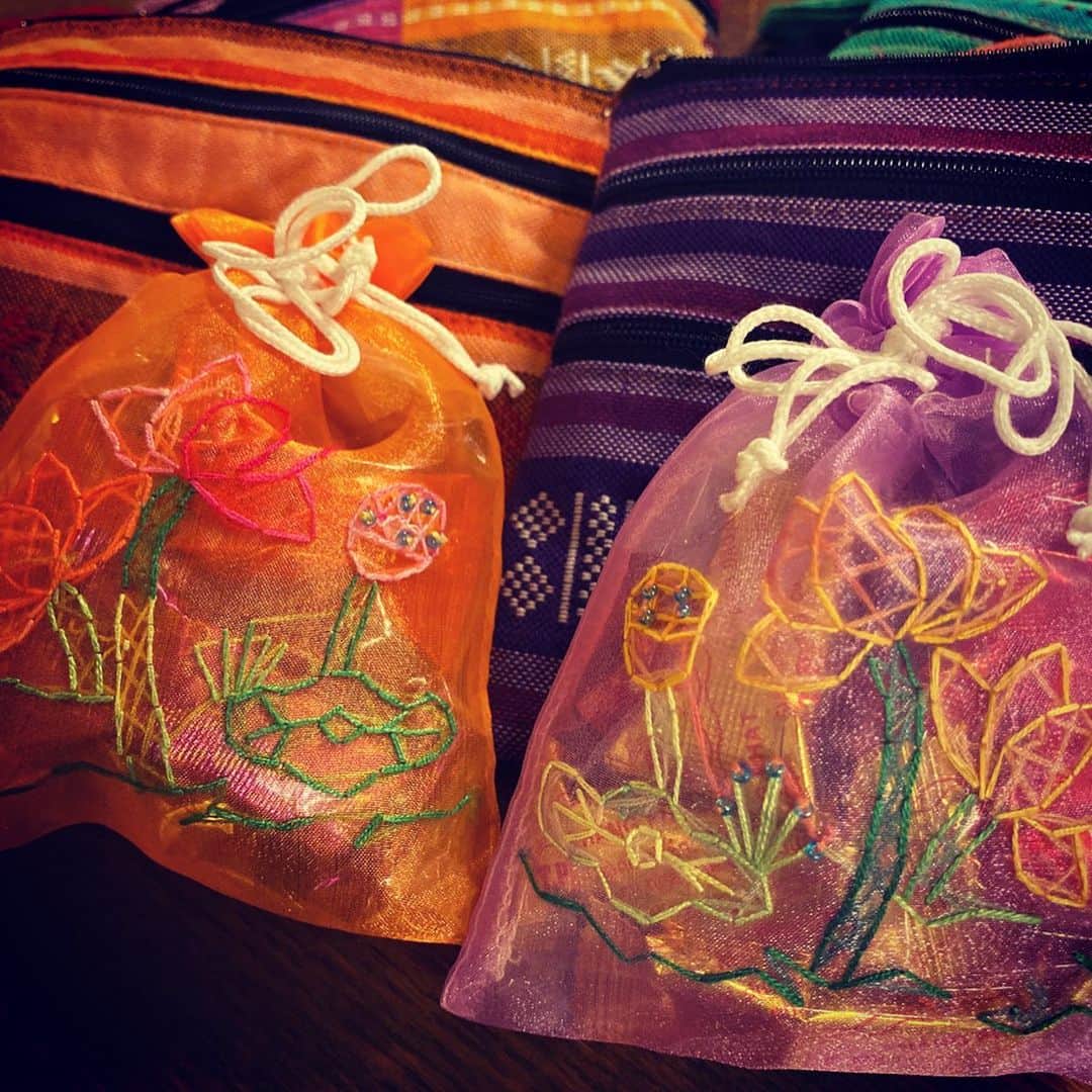 綾小路翔さんのインスタグラム写真 - (綾小路翔Instagram)「氣志團ちゃんへのベトナム土産はモン族のお店で買ったポーチ。それぞれメンバーカラーで。中にはお正月に食べるというお菓子を入れておきました。こっちの袋の刺繍も可愛いモン。﻿ ﻿ #お店の名前が思い出せない﻿ #ネットで調べたけど出て来ない﻿ #住所の記録だけが残ってる↓﻿ 175/1 Ngũ Lão, 1区 ホー・チ・ミン ベトナム﻿ #9月23日公園 #の向かいのほっそい路地のとこ﻿ #つーかググったら近場でもっと沢山色んなお店出て来た﻿ #そっちも行けば良かった﻿ #最近お土産を買うという思考が低下している﻿ #お菓子は別の鞄屋さんで買った﻿ #そういえば﻿ #前回完敗を喫した﻿ #ベンタイン市場﻿ #でありえない値切りに成功﻿ #ちょっとこの国掴んできた﻿ #と思ったのも束の間﻿ #街の雑貨屋さんの方が断然安かった﻿ #チョロい﻿ #アジアで一番チョロい男﻿ #地獄に行っても忘れるな﻿ #あいつの名は﻿ #綾小路翔﻿ #氣志團の誇り高き團長﻿ #ベトナム﻿ #🇻🇳﻿ #ホーチミン﻿ #サイゴン﻿ #サイゴン隆盛﻿ #サイゴンどん ﻿ #せごどん ﻿ #ポーチみんな使ってくれるかな﻿」11月21日 12時24分 - showayanocozey