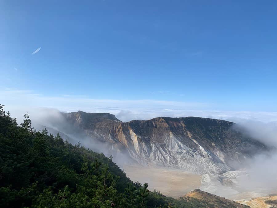 大杉亜依里さんのインスタグラム写真 - (大杉亜依里Instagram)「安達太良山、稜線上にある鉄山から見た景色✨﻿ 僅かですが上空が綺麗に晴れて…山には雲海が🥺✨﻿ 心の底から感激しました。本当にすごい光景でした！﻿ ﻿ ﻿ 遠くに見えるのは磐梯山です。﻿ ガイドの渡辺さんによると、標高が1700m程の安達太良でこのような景色が見られるのは珍しいそうですよ。﻿ ラッキー！！﻿ ﻿ 一瞬の晴れを逃せないと慌てて写真を撮った結果、目をつぶって酷い顔でした。笑 が、これしかここからの写真がない🤣﻿ ﻿  #にっぽんトレッキング100 #トレッキング #安達太良山 #自然 #nature #trekking #くろがね小屋 #鉄山」11月21日 12時24分 - osugiairi_official