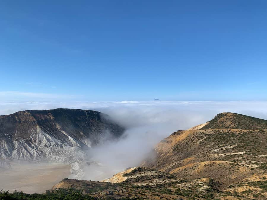 大杉亜依里さんのインスタグラム写真 - (大杉亜依里Instagram)「安達太良山、稜線上にある鉄山から見た景色✨﻿ 僅かですが上空が綺麗に晴れて…山には雲海が🥺✨﻿ 心の底から感激しました。本当にすごい光景でした！﻿ ﻿ ﻿ 遠くに見えるのは磐梯山です。﻿ ガイドの渡辺さんによると、標高が1700m程の安達太良でこのような景色が見られるのは珍しいそうですよ。﻿ ラッキー！！﻿ ﻿ 一瞬の晴れを逃せないと慌てて写真を撮った結果、目をつぶって酷い顔でした。笑 が、これしかここからの写真がない🤣﻿ ﻿  #にっぽんトレッキング100 #トレッキング #安達太良山 #自然 #nature #trekking #くろがね小屋 #鉄山」11月21日 12時24分 - osugiairi_official