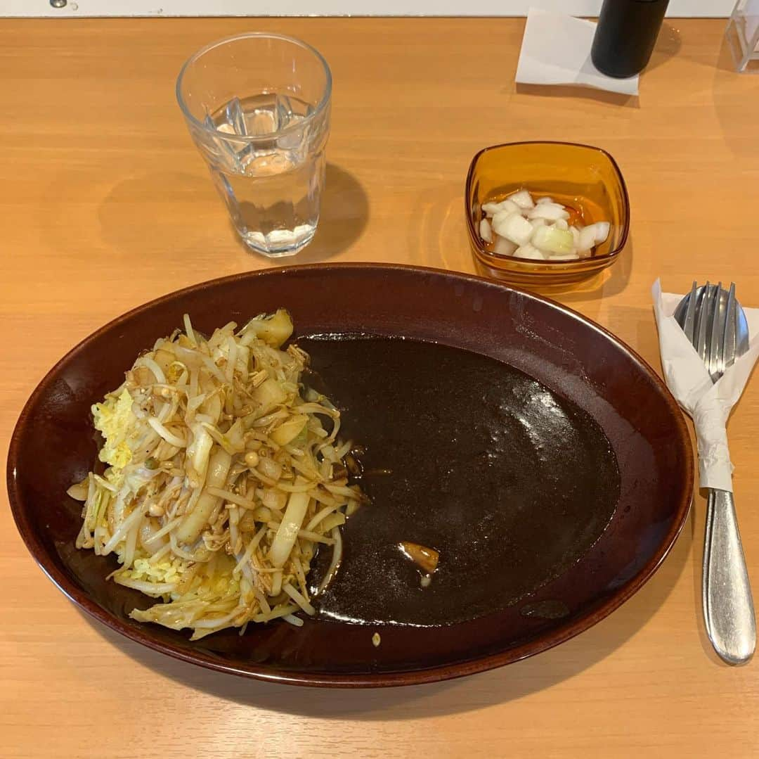 くろさんのインスタグラム写真 - (くろInstagram)「みぼうじんカレー🍛野菜炒めカレー1,000円 850円だったのが増税後めっちゃ値上がりしてるwww #3日連続カレー #黄レンジャーかよ #みぼうじんカレー #響きがエロい #野菜炒めカレー #淡路島産たまねぎのピクルス付き #ニュー新橋ビル3階 #ニュー新橋ビル #カレーランチ #新橋ランチ」11月21日 12時18分 - m6bmw