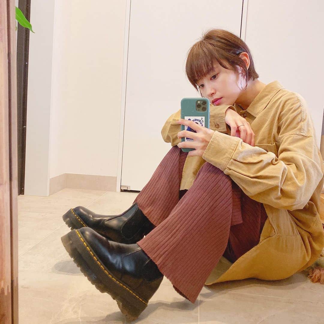 高橋愛さんのインスタグラム写真 - (高橋愛Instagram)「らーくちん🍂 ㅤㅤㅤㅤㅤㅤㅤㅤㅤㅤㅤㅤㅤ ㅤㅤㅤㅤㅤㅤㅤㅤㅤㅤㅤㅤㅤ 最近、ボタンは上まできっちり締めるのが 気分です。 ㅤㅤㅤㅤㅤㅤㅤㅤㅤㅤㅤㅤㅤ  #今日のたかはし #茶色が好き」11月21日 12時32分 - i_am_takahashi