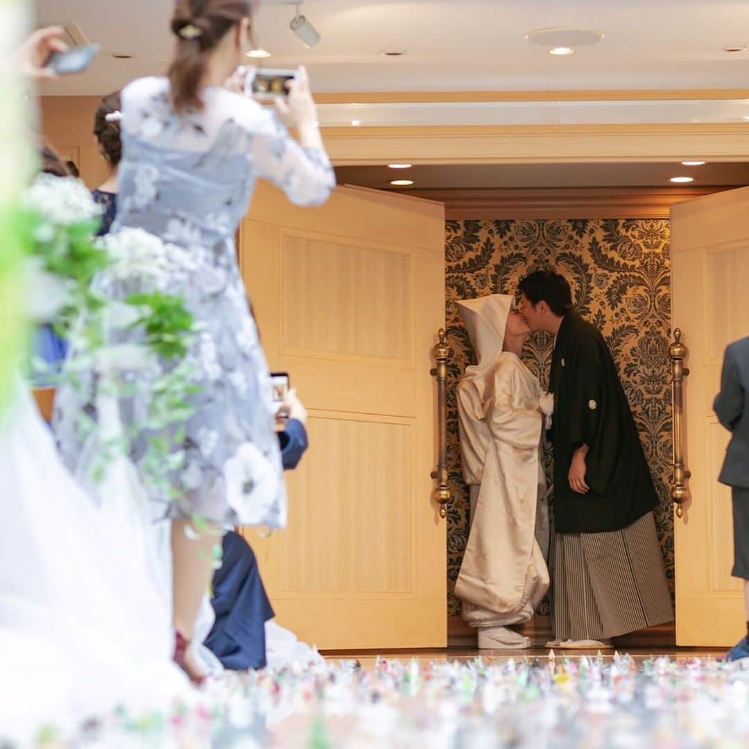 東京タワーの麓の結婚式さんのインスタグラム写真 - (東京タワーの麓の結婚式Instagram)「🗼 今日は宗教色がなく おふたりとゲスト様によって創られる 人前式の特徴をご紹介します ⇄スワイプしてくださいね . 人前式の特徴･･･ 🌸ゲストの皆様へ愛を誓う挙式スタイル 🌸ドレスでも和装でもどちらでもOK✨ 🌸ご希望に合わせて内容を組み替えられる 🌸入場は一緒に歩きたい人と♡ 🌸誓いの言葉は自由に考えられる →お写真はジェンガに皆様からの問いかけを集めました♡ 🌸誓約書もお好みのデザインに！ 🌸アットホームな温かい式を創れる 🌸やりたい退場演出ができる →おふたりは折り鶴シャワーとクロージングキスをおこないました💏 . ゲスト参加型の挙式を希望される方へ🙌 オススメの挙式スタイルでもあります💒✨ ぜひご参考くださいませ♡ 次回は神前式をご紹介します♡ 詳細は➡(@theplaceoftokyo)まで♡ . #theplaceoftokyo #プレイスオブトウキョウ #東京タワー #東京タワー🗼 #東京タワーで結婚式 #東京タワーが好き #インスタジェニック婚 #tokyotower #wedding #プレ花嫁 #卒花嫁 #2019冬婚 #結婚式準備 #結婚式場探し #式場探し #東京花嫁 #関東プレ花嫁 #日本中のプレ花嫁さんと繋がりたい #東京タワーが見える #東京タワーの真下 #人前式 #人前式演出 #人前式レポ」11月21日 12時25分 - theplaceoftokyo