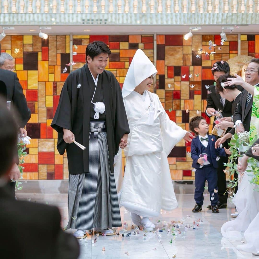 東京タワーの麓の結婚式さんのインスタグラム写真 - (東京タワーの麓の結婚式Instagram)「🗼 今日は宗教色がなく おふたりとゲスト様によって創られる 人前式の特徴をご紹介します ⇄スワイプしてくださいね . 人前式の特徴･･･ 🌸ゲストの皆様へ愛を誓う挙式スタイル 🌸ドレスでも和装でもどちらでもOK✨ 🌸ご希望に合わせて内容を組み替えられる 🌸入場は一緒に歩きたい人と♡ 🌸誓いの言葉は自由に考えられる →お写真はジェンガに皆様からの問いかけを集めました♡ 🌸誓約書もお好みのデザインに！ 🌸アットホームな温かい式を創れる 🌸やりたい退場演出ができる →おふたりは折り鶴シャワーとクロージングキスをおこないました💏 . ゲスト参加型の挙式を希望される方へ🙌 オススメの挙式スタイルでもあります💒✨ ぜひご参考くださいませ♡ 次回は神前式をご紹介します♡ 詳細は➡(@theplaceoftokyo)まで♡ . #theplaceoftokyo #プレイスオブトウキョウ #東京タワー #東京タワー🗼 #東京タワーで結婚式 #東京タワーが好き #インスタジェニック婚 #tokyotower #wedding #プレ花嫁 #卒花嫁 #2019冬婚 #結婚式準備 #結婚式場探し #式場探し #東京花嫁 #関東プレ花嫁 #日本中のプレ花嫁さんと繋がりたい #東京タワーが見える #東京タワーの真下 #人前式 #人前式演出 #人前式レポ」11月21日 12時25分 - theplaceoftokyo