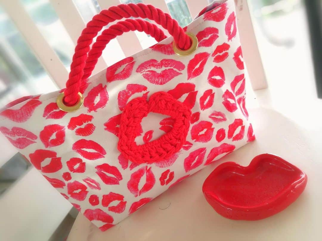 Moco Lima Hawaiiさんのインスタグラム写真 - (Moco Lima HawaiiInstagram)「New* Lips tote bag with lips dish  3ヶ月前から陶芸教室に。初作品はリップのお皿を作ってみました💋 お店に飾りたいと思います。  #caramic#class#first#product#lips#jewelry#dish#red#fun#handmade#unique#hawaii#mocolima#photography#kiss#mylife#purseaddict#lanikobo#陶芸教室#ハワイ#セラミック#陶芸#手作り#ハワイ好き#ハワイ旅行#新婚旅行#ハワイ旅#ハワイ好きな人と繋がりたい#モコリマハワイ  Mocolimahawaii showroom 1-6pm open today」11月21日 12時26分 - mocolimahawaii