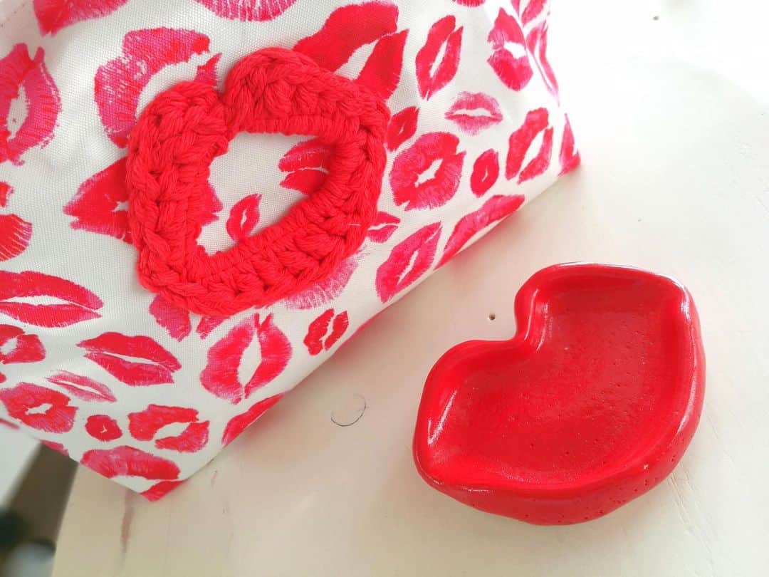 Moco Lima Hawaiiさんのインスタグラム写真 - (Moco Lima HawaiiInstagram)「New* Lips tote bag with lips dish  3ヶ月前から陶芸教室に。初作品はリップのお皿を作ってみました💋 お店に飾りたいと思います。  #caramic#class#first#product#lips#jewelry#dish#red#fun#handmade#unique#hawaii#mocolima#photography#kiss#mylife#purseaddict#lanikobo#陶芸教室#ハワイ#セラミック#陶芸#手作り#ハワイ好き#ハワイ旅行#新婚旅行#ハワイ旅#ハワイ好きな人と繋がりたい#モコリマハワイ  Mocolimahawaii showroom 1-6pm open today」11月21日 12時26分 - mocolimahawaii