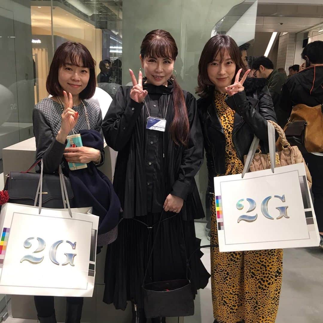 小橋めぐみのインスタグラム：「いよいよ明日22日にグランドオープンする、渋谷PARCO。 ・ 懐かしさと新しさが、ギュギュっと詰まって、クラクラするほど。 PARCO劇場も映画館（ホワイトシネクイント）も、リニューアル。 ここで映画や舞台を観るのが今から楽しみ🥰  写真は、ART✖︎TOY✖︎FASHION 3つの感性が交わる新感覚のコンセプトショップ、2G @2gtokyo にて。 ここからまた、面白いアートカルチャーが発信されてゆくのだろうなぁ。 ラストの写真は、旧PARCOロゴのネオン。  お招きありがとうございました❤️ @izumibon  #medicomtoy  #渋谷parco3」