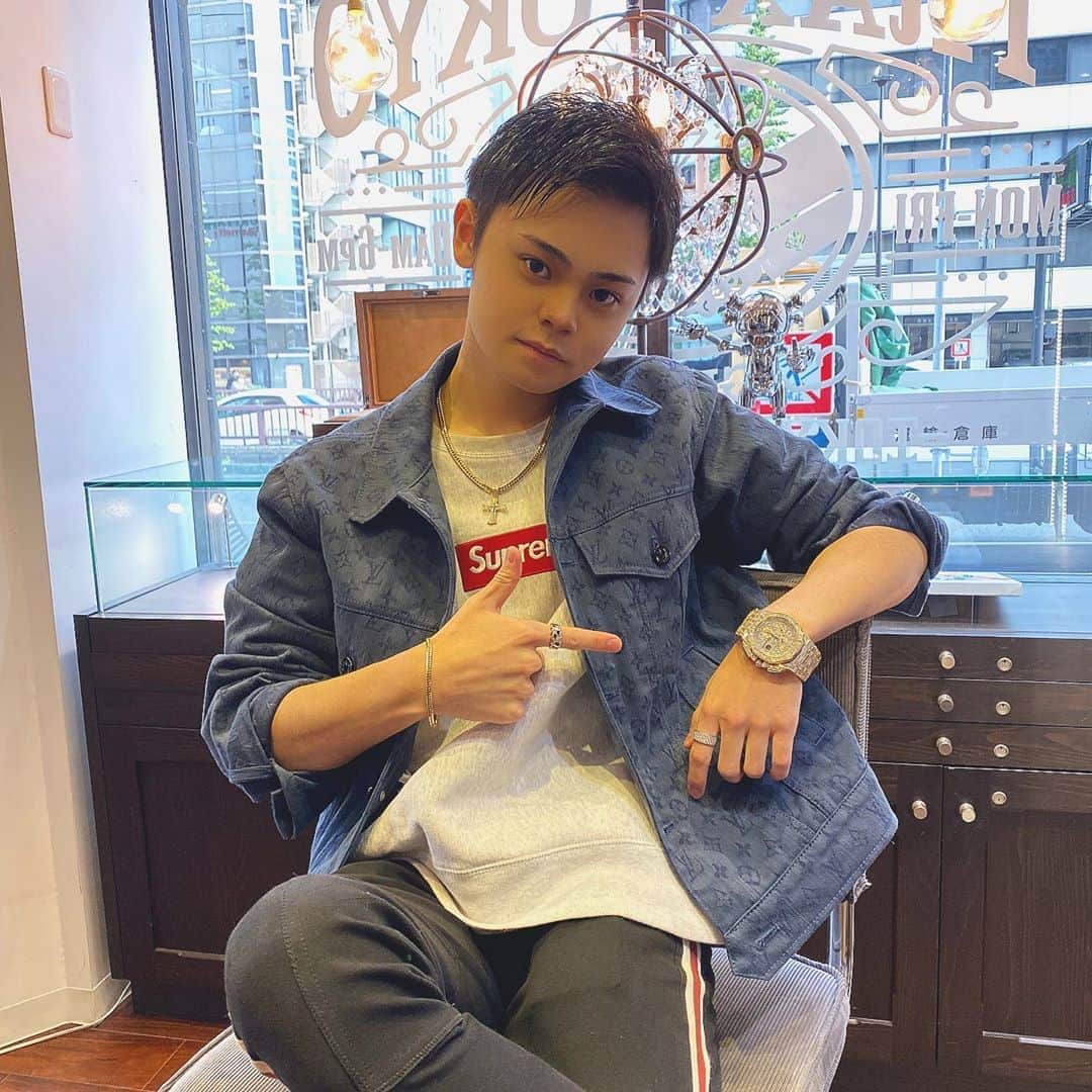 のインスタグラム：「今日はラファエルさんのYouTubeでお馴染み MIKEさんの高級腕時計屋 @traxtokyo に高校生社長がお邪魔✌️ いや〜、ダイヤギランギランの時計はやっぱりいいね👍✨ アフターダイヤでも充分かっこいいなぁー。 買おうかな😂 いつもお世話になってます😊 _ @raphaelangel8183  @traxtokyo  #traxtokyo  #高級腕時計 #watch #ginza #銀座 #ラファエル #ダイヤモンド #Diamond #高校生社長 #起業家 #戸田英志 #TikToker #ティックトッカー #YouTuber #ユーチューバー #原宿 #竹下通り #表参道 #青山 #新宿 #渋谷 #六本木 #東京 #tokyo #gagamilano  #rolex #Applewatch #ロレックス #ガガミラノ #リシャールミル」
