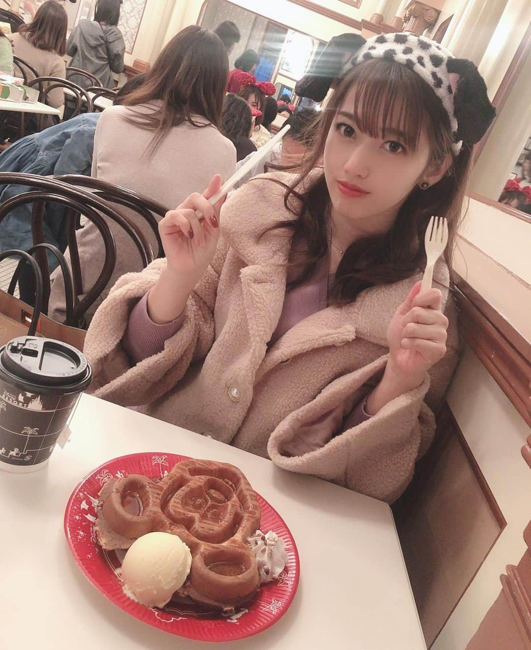 璃乃さんのインスタグラム写真 - (璃乃Instagram)「初ディズニーのワッフルでした❤️🥺 #me #cafe #waffle #disneyland #instagram #instagood #instafood #あざとい #code #セルカ #내가 #かわいい #ディズニーコーデ #ディズニーランド #follow #followｍe #ビジョビ」11月21日 12時51分 - oshirinn6