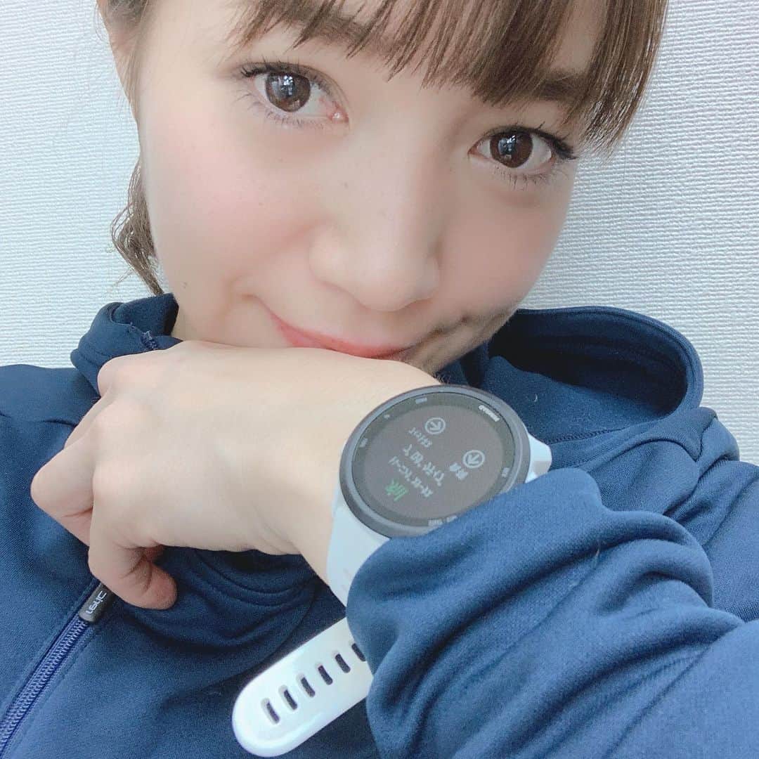 鈴木莉紗さんのインスタグラム写真 - (鈴木莉紗Instagram)「GPS機能がついたランニングウォッチはいろいろあるので選ぶのが大変ですよね？ 今日はわたしが愛用しているGarminの#foreathlete245music についてご紹介します⌚️ @garminjp ・ ⚠️長文注意 今までGarminのForeAthleteシリーズは220j、735xtj、645musicなどを経て、いまは245musicをメイン使いしてます。 ・ もともと他社のものを使用していましたが、Garminのデザイン性の高さに惹かれ買い換えました。 びっくりしたのはGPS測位スピードの早さ！ ガーミンを使う前は測位がかなり遅く、5分以上かかることが多々ありました😭 ビルが建て込んでいるところだと時間がかかることがありますが、予想以上に早くキャッチしてくれます。 ・ 245musicはGPSモードだと最大22時間稼働です。 スマートウォッチなのでLINEや電話も通知してくれて、スマホを見なくても文章を確認できます。 あとはWi-Fiやケーブルを通して音楽を転送できるため プレーヤーなどがなくてもワイヤレスイヤホンがあれば音楽が聴けちゃいます。 ・ トレーニングステータス機能もついているため、自分の身体の状態を客観的に把握してもらえます。 ・ いろいろ使いましたが245musicは1番コスパが良く、使いやすいです✨ サイズも小さめなので女性には特にオススメ！ ・ トライアスロンモードがついていないので、トライアスリートの方には945がよろしいかと思います💁‍♀️ こちらは稼働時間も長く、男性にも人気のモデルです。 ・ 使い方はYouTubeの「走るTV」でいろいろチェックしてみてください @hashirutv ・ ・ 🙇‍♀️故障などのお問い合わせはガーミンジャパンカスタマーサービスのサポートセンターまで、お問い合わせをお願いします🙇‍♀️ ・ ・ #garmin #garminアンバサダー #スマートウォッチ #gpswatch #ガーミン #ガーミン女子 #ランニング女子 #ランニング #マラソン女子 #マラソントレーニング #ランニングウォッチ」11月21日 12時50分 - suzuki__lisa
