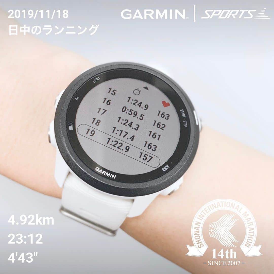鈴木莉紗さんのインスタグラム写真 - (鈴木莉紗Instagram)「GPS機能がついたランニングウォッチはいろいろあるので選ぶのが大変ですよね？ 今日はわたしが愛用しているGarminの#foreathlete245music についてご紹介します⌚️ @garminjp ・ ⚠️長文注意 今までGarminのForeAthleteシリーズは220j、735xtj、645musicなどを経て、いまは245musicをメイン使いしてます。 ・ もともと他社のものを使用していましたが、Garminのデザイン性の高さに惹かれ買い換えました。 びっくりしたのはGPS測位スピードの早さ！ ガーミンを使う前は測位がかなり遅く、5分以上かかることが多々ありました😭 ビルが建て込んでいるところだと時間がかかることがありますが、予想以上に早くキャッチしてくれます。 ・ 245musicはGPSモードだと最大22時間稼働です。 スマートウォッチなのでLINEや電話も通知してくれて、スマホを見なくても文章を確認できます。 あとはWi-Fiやケーブルを通して音楽を転送できるため プレーヤーなどがなくてもワイヤレスイヤホンがあれば音楽が聴けちゃいます。 ・ トレーニングステータス機能もついているため、自分の身体の状態を客観的に把握してもらえます。 ・ いろいろ使いましたが245musicは1番コスパが良く、使いやすいです✨ サイズも小さめなので女性には特にオススメ！ ・ トライアスロンモードがついていないので、トライアスリートの方には945がよろしいかと思います💁‍♀️ こちらは稼働時間も長く、男性にも人気のモデルです。 ・ 使い方はYouTubeの「走るTV」でいろいろチェックしてみてください @hashirutv ・ ・ 🙇‍♀️故障などのお問い合わせはガーミンジャパンカスタマーサービスのサポートセンターまで、お問い合わせをお願いします🙇‍♀️ ・ ・ #garmin #garminアンバサダー #スマートウォッチ #gpswatch #ガーミン #ガーミン女子 #ランニング女子 #ランニング #マラソン女子 #マラソントレーニング #ランニングウォッチ」11月21日 12時50分 - suzuki__lisa