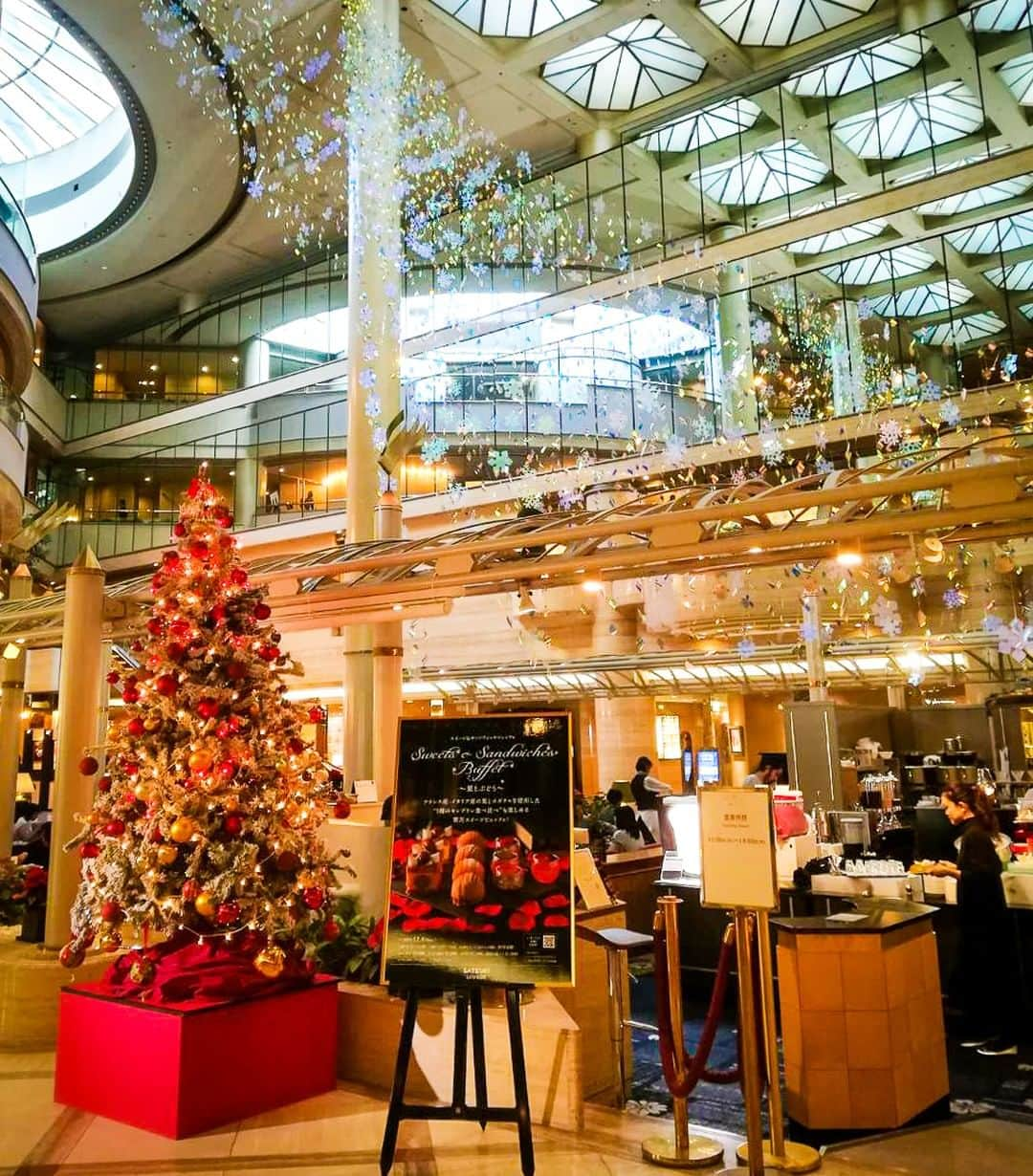 OSAKA WONDER LOOPさんのインスタグラム写真 - (OSAKA WONDER LOOPInstagram)「#Osaka is getting ready for Christmas! Check out the decorations at #HotelNewOtani at #OsakaWonderLoopBus stop 1! Come see the city from the streets with us! Get on at any of our 14 bus stops and buy your ticket directly on the bus! https://wonderloop.jp  #hoponhopoff #loopbus #sightseeing #christmasdecorations #chirstmastree  @HotelNewOtaniOsaka @newotani_osaka」11月21日 12時42分 - osakawonderloopbus