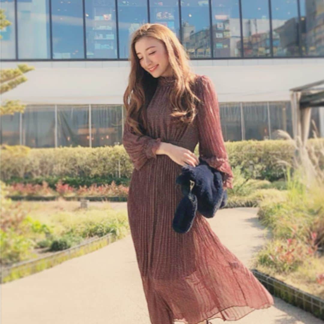 東條恭子さんのインスタグラム写真 - (東條恭子Instagram)「. クラシックな雰囲気のお洋服に惹かれるこの秋冬…🍁❤️ . 細プリーツや透け感がお気に入りのワンピを着ました🎶 ファーバッグも寒い季節のお供に大好きっ🧸❤️ . dress #Valmuer @valmuer_official . . . #valmuer_official #coordinate #fashion #japan #tokyo #tokyogirl #japanese #japanesegirl #elegant #gardenbyvalmuer #ヴェルムーア #ファッション #コーデ #綺麗めコーデ #きれいめコーデ #大人可愛いコーデ #大人可愛い #おしゃれさんと繋がりたい #エレガント #エレガントコーデ #ワンピ #ワンピース #ワンピースコーデ #ワンピース好き #ワンピース大好き #ワンピコーデ」11月21日 12時43分 - kyoko_tojo