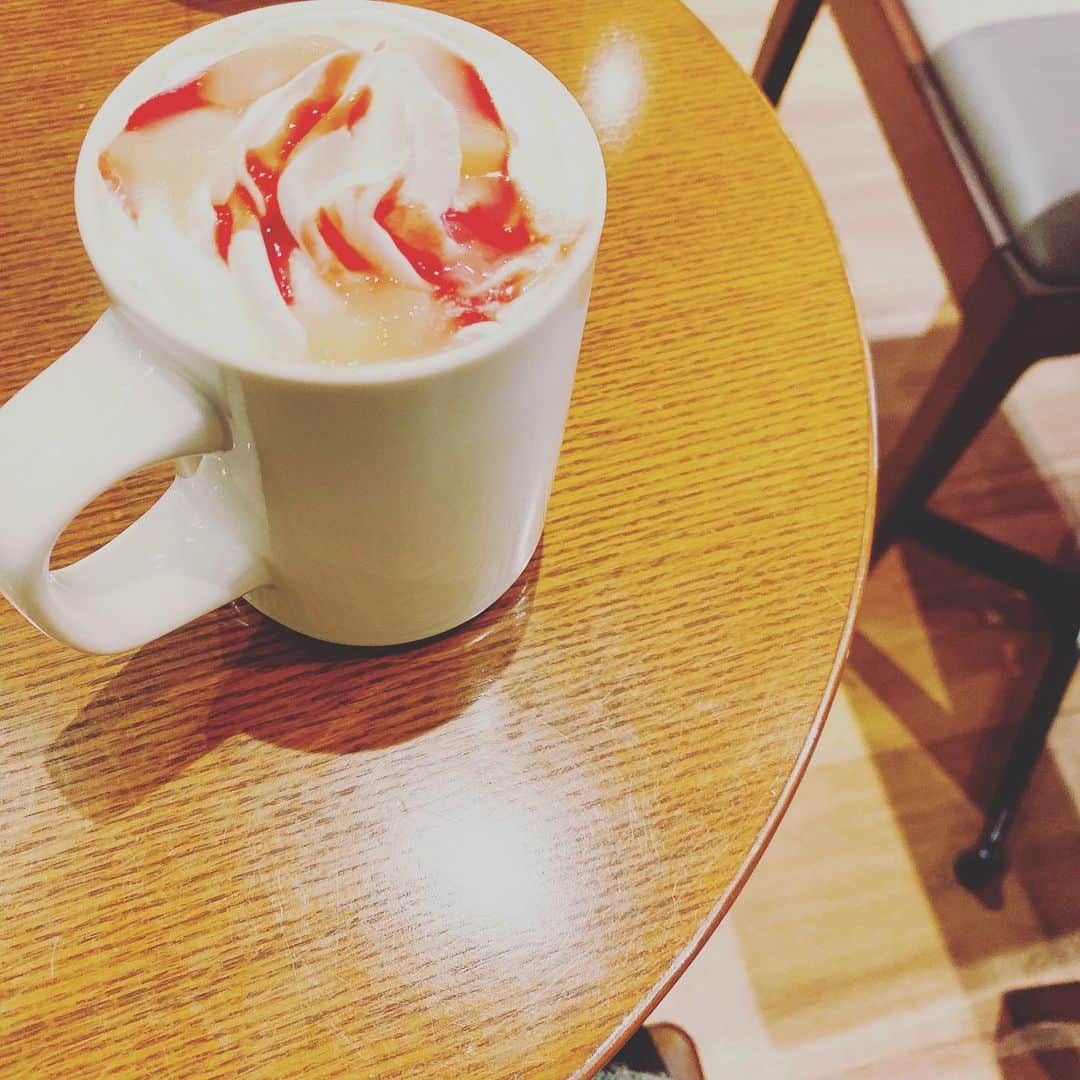 鎌田梢のインスタグラム：「自他共に認める夜型人間ですが、今日は少し早めに出て#朝カフェ 決めてみたら、とっても気持ち良くスタートできました♡ …って、知ってたよ的な話。 ついでになんですが、最近風邪のウィルスが体内に入った瞬間がわかるようになりました。気管とお腹？がヒリヒリする感じ。 ヨガ行って漢方ぶち込めば治ります😀健康。 #風邪対策 #元気があればなんでもできる」