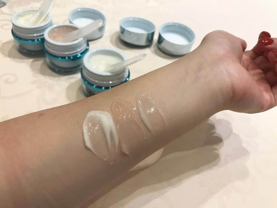 Nagisa 나기사さんのインスタグラム写真 - (Nagisa 나기사Instagram)「久しぶりに昨日はコスメラウンジのキャラバンラウンジに。﻿ ﻿ 今回は、﻿ ﻿ 🔷2つの美容液だけでスキンケアが完了する「ソフィーナIP」﻿ 🔷地肌までスッキリ洗える「メリットPYUAN」﻿ 🔷スティックファンデなのに水系の成分を30%も配合した「ベアミネラル」﻿ ﻿ 3つのブランドを紹介してもらいました😊﻿ ﻿ 早速今日から使ってみたいと思います✨﻿ ﻿ ﻿ ﻿ #コスメラウンジ #キャラバンラウンジ13 #PR #スキンケア #コスメ好きさんと繋がりたい #뷰스타그램 #화장품 #skincare #ダブル美容液 #いきなり2つの美容液 #sofinaip #ソフィーナcl #PYUAN #PYUANコラボ #地肌ケア #メリットピュアンcl #みずごこちファンデ #スティックファンデーション #ベアミネラル #ベアミネラルcl」11月21日 13時01分 - nagisa0713