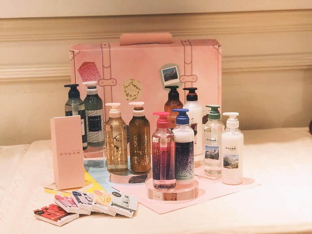 Nagisa 나기사さんのインスタグラム写真 - (Nagisa 나기사Instagram)「久しぶりに昨日はコスメラウンジのキャラバンラウンジに。﻿ ﻿ 今回は、﻿ ﻿ 🔷2つの美容液だけでスキンケアが完了する「ソフィーナIP」﻿ 🔷地肌までスッキリ洗える「メリットPYUAN」﻿ 🔷スティックファンデなのに水系の成分を30%も配合した「ベアミネラル」﻿ ﻿ 3つのブランドを紹介してもらいました😊﻿ ﻿ 早速今日から使ってみたいと思います✨﻿ ﻿ ﻿ ﻿ #コスメラウンジ #キャラバンラウンジ13 #PR #スキンケア #コスメ好きさんと繋がりたい #뷰스타그램 #화장품 #skincare #ダブル美容液 #いきなり2つの美容液 #sofinaip #ソフィーナcl #PYUAN #PYUANコラボ #地肌ケア #メリットピュアンcl #みずごこちファンデ #スティックファンデーション #ベアミネラル #ベアミネラルcl」11月21日 13時01分 - nagisa0713