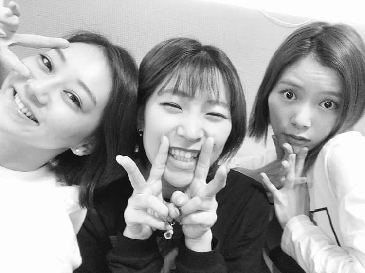 のインスタグラム：「#子どもみたい な写真📷🧒🏼🧸❤️ #心は　#17 #セブンティーン  #高校から変わらない　っていつも言ってるよね　#笑っちゃダメよゲーム　したんだけど0.00002秒くらいで誰か絶対笑うから続かなかった🤍🙆‍♀️ 明日からもまたがんばろ！って思える仲間素敵だい🤙目覚ましは #lover #taylorswift だよ。大好き！ろこ〜」