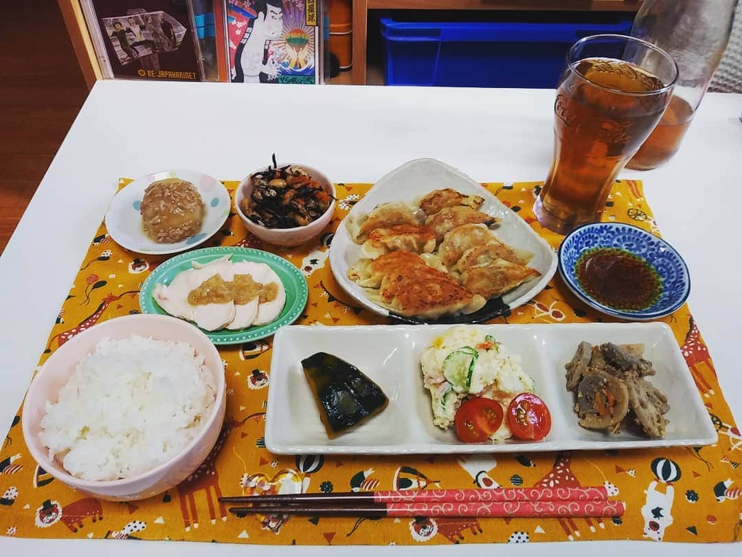 ぢゃいこさんのインスタグラム写真 - (ぢゃいこInstagram)「バイキング!?ってくらいの品数を 家の食卓に並べれると幸せを感じます。 ◎南瓜の煮物 ◎ポテトサラダ ◎きんぴられんこん ◎蒸し鶏ネギ生姜ダレ ◎大根そぼろ煮 ◎具だくさんひじき大豆 ◎肉餃子 ◎えび餃子 #本日の昼ごはん #昼ごはん　#昼食 #家ごはん　#自炊 #ぢゃい飯　#ぢゃいこ ※バルクアップ中だから、白ごはん２杯食べる!!!!!!!!」11月21日 13時17分 - dyaimeshi