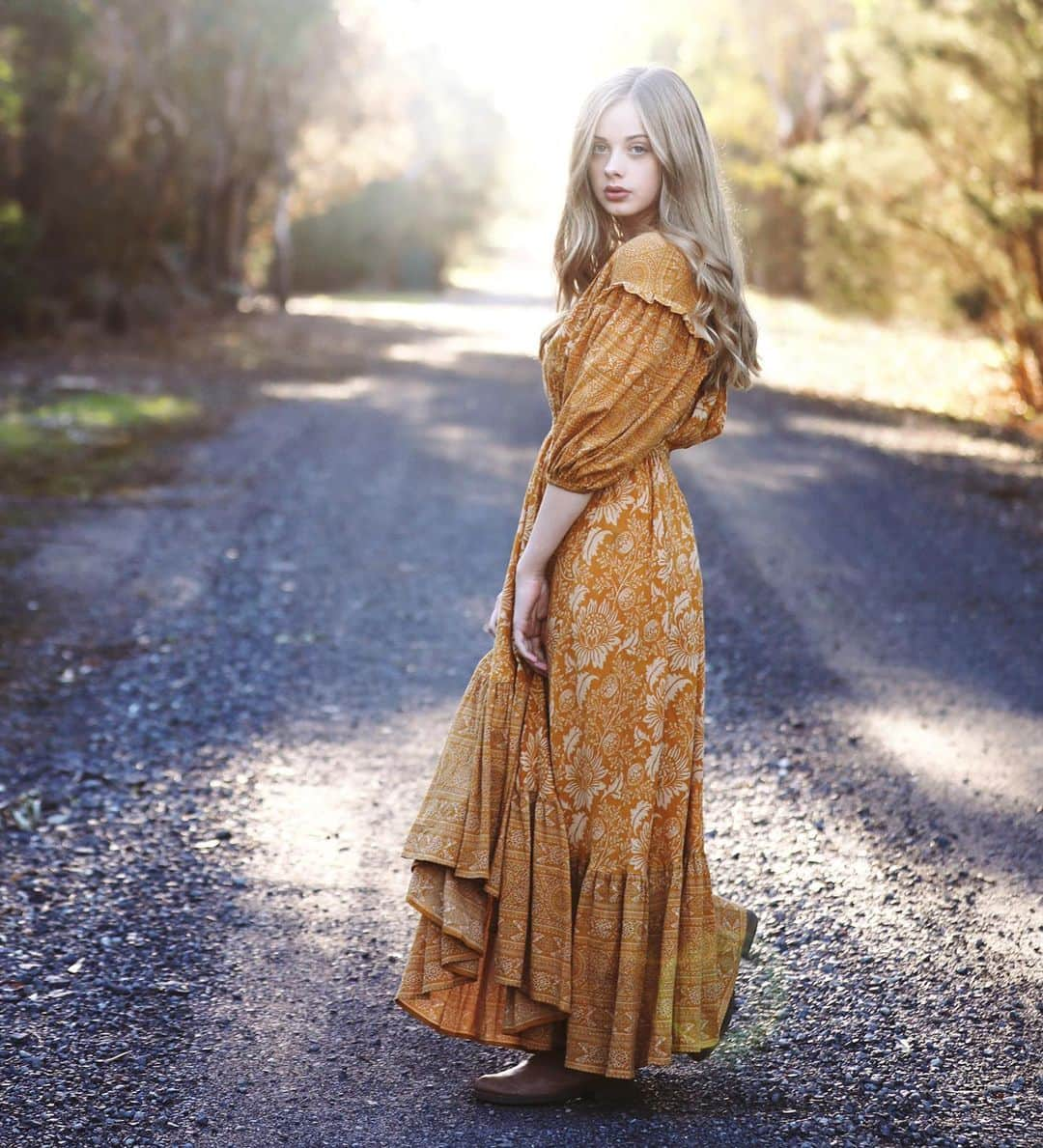 Indi Woollardさんのインスタグラム写真 - (Indi WoollardInstagram)「Sunshine ☀️ Photo @caitlinmayphotography  Wearing @tierra_alma  @spell  #sunshine #gypsy #spell #indiawoollard #woollard #hippy #dress #free」11月21日 13時19分 - indiawoollard