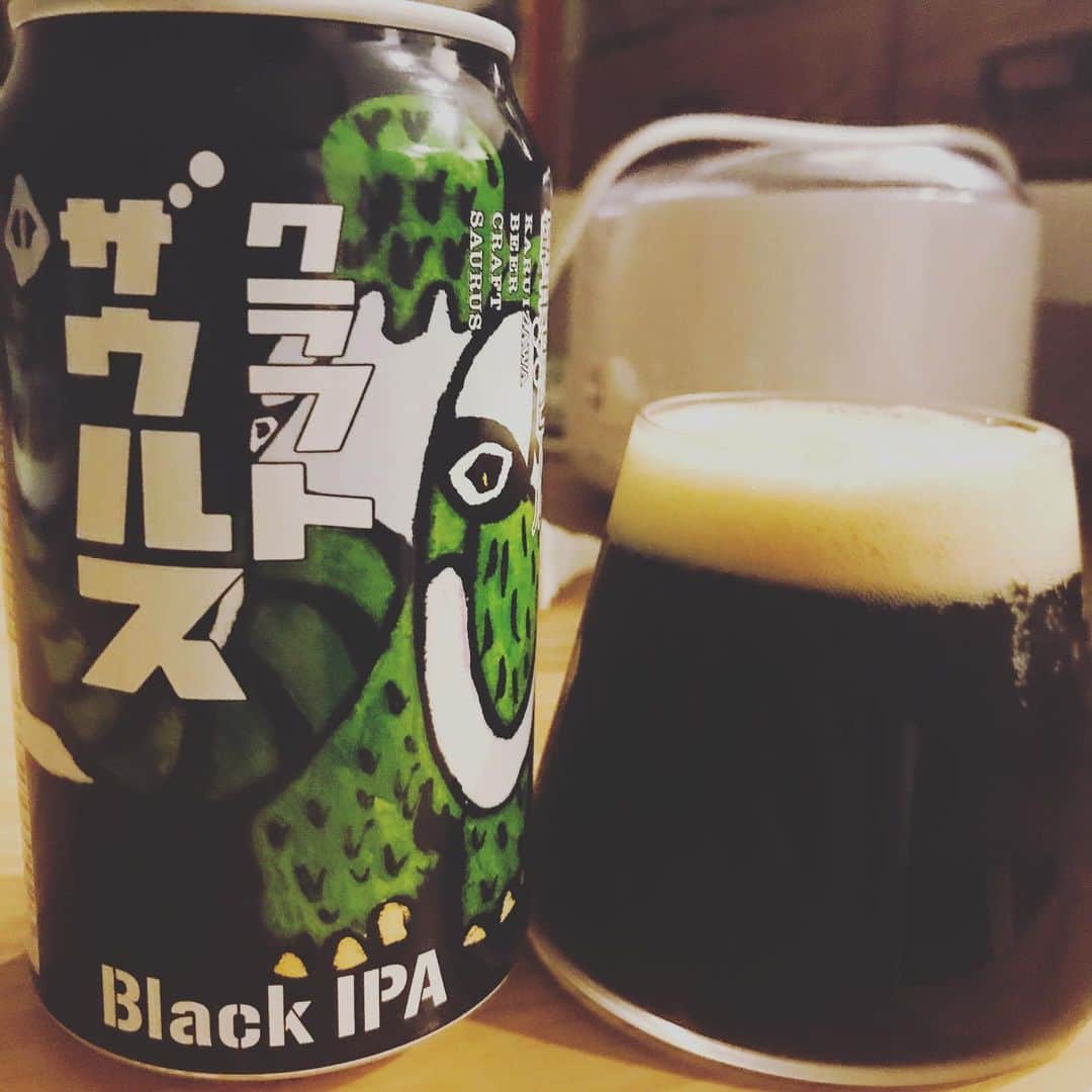 堀井亮佑のインスタグラム：「軽井沢ビールのクラフトザウルス。黒いIPA。IPAそこまで好きじゃないけどこれは上質で美味しい　#beer #堀井ビールログ」