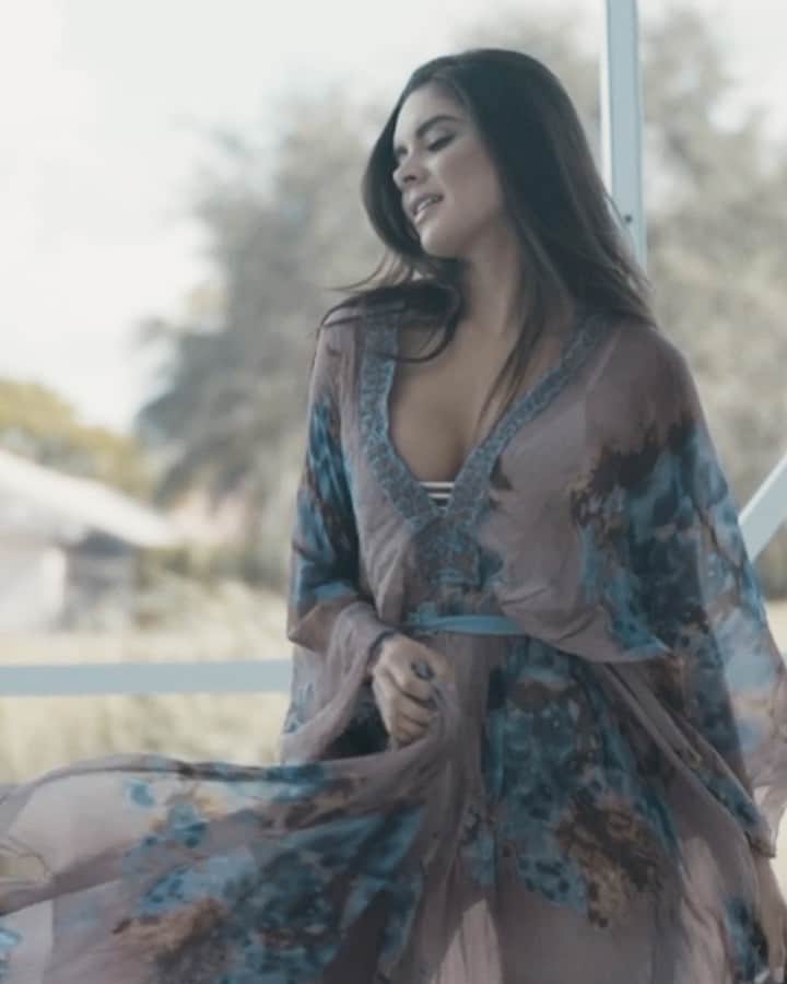 パオラ・ポーリンのインスタグラム：「In love with this behind the scenes video from the cover of @hl_mag magazine, Thank you to this team and my Latinos for all the love ❤️ filmed by @pipejaramillos - Enamorada de este video del detrás de cámaras para la la portada de la revista @hl_mag , gracias a este equipo maravilloso y a mis latinos por todo su amor ❤️ @xue_photos filmado por 🎥 @pipejaramillos」