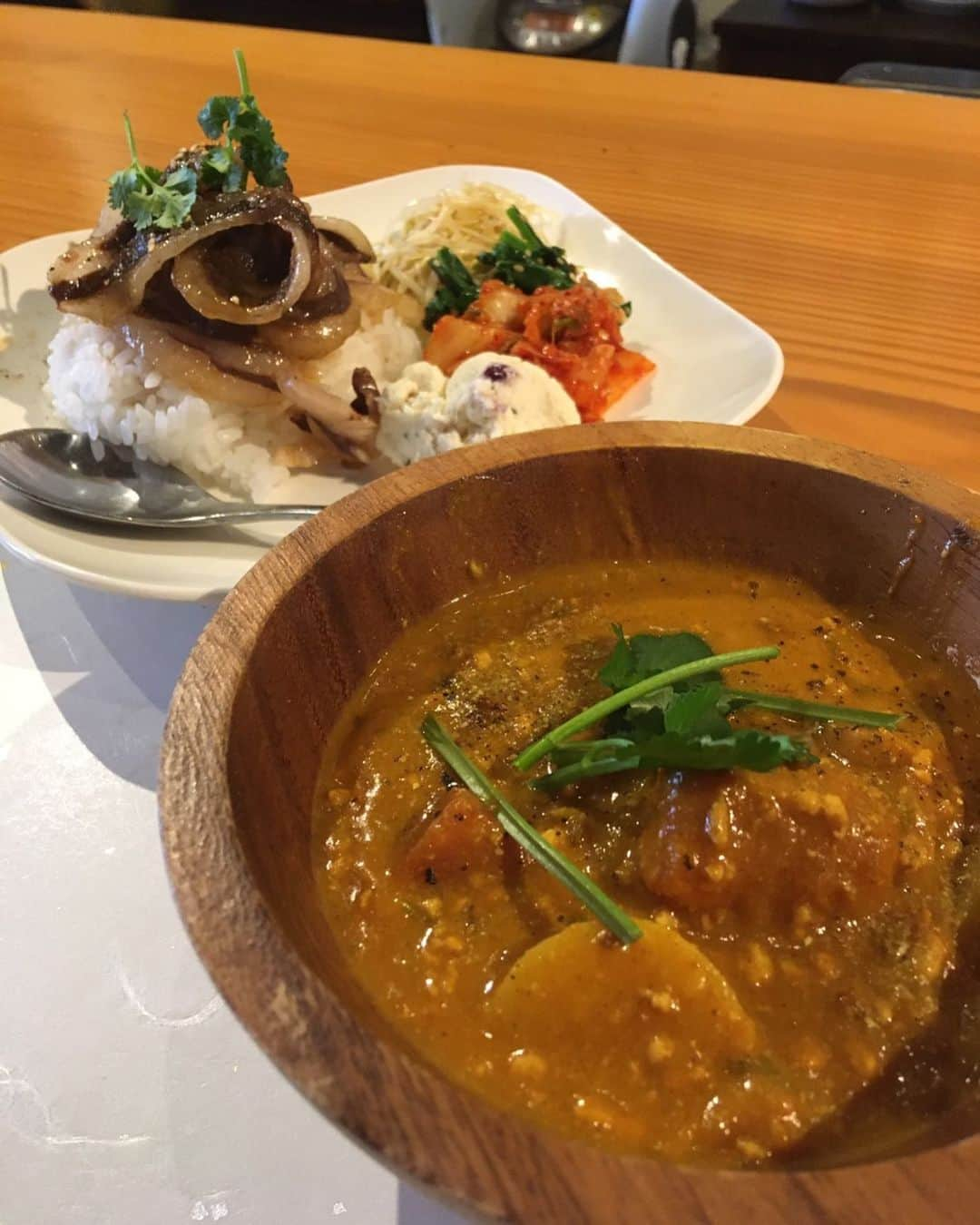 桂依央利のインスタグラム：「久々のビビンバカレー👳🏾‍♂️🍛 今日は鹿肉がのっていました！🦌 美味しかったです🔥🔥🔥 自主トレ頑張ります💪💪💪💪💪🔥 #スパイスカレー #carne #ビビンバカレー #🦌 #🍛 #👳🏾‍♂️ #中日ドラゴンズ #桂依央利 #🔥」