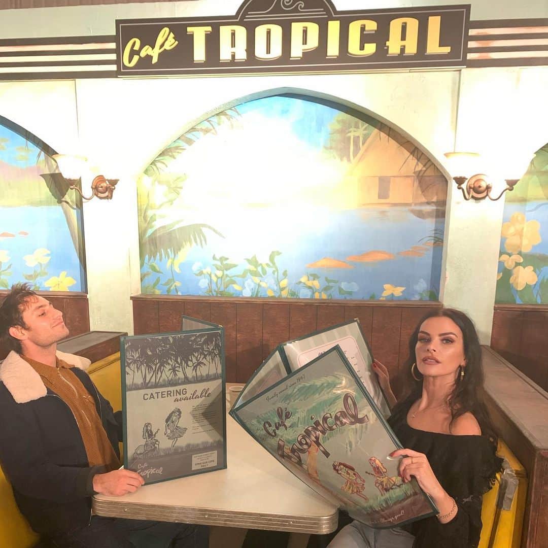 ケリー・オックスフォードのインスタグラム：「We are visiting Schitts Creek tonight. Always loved this town. Menus are just my size. Sleeping over. 🇨🇦」