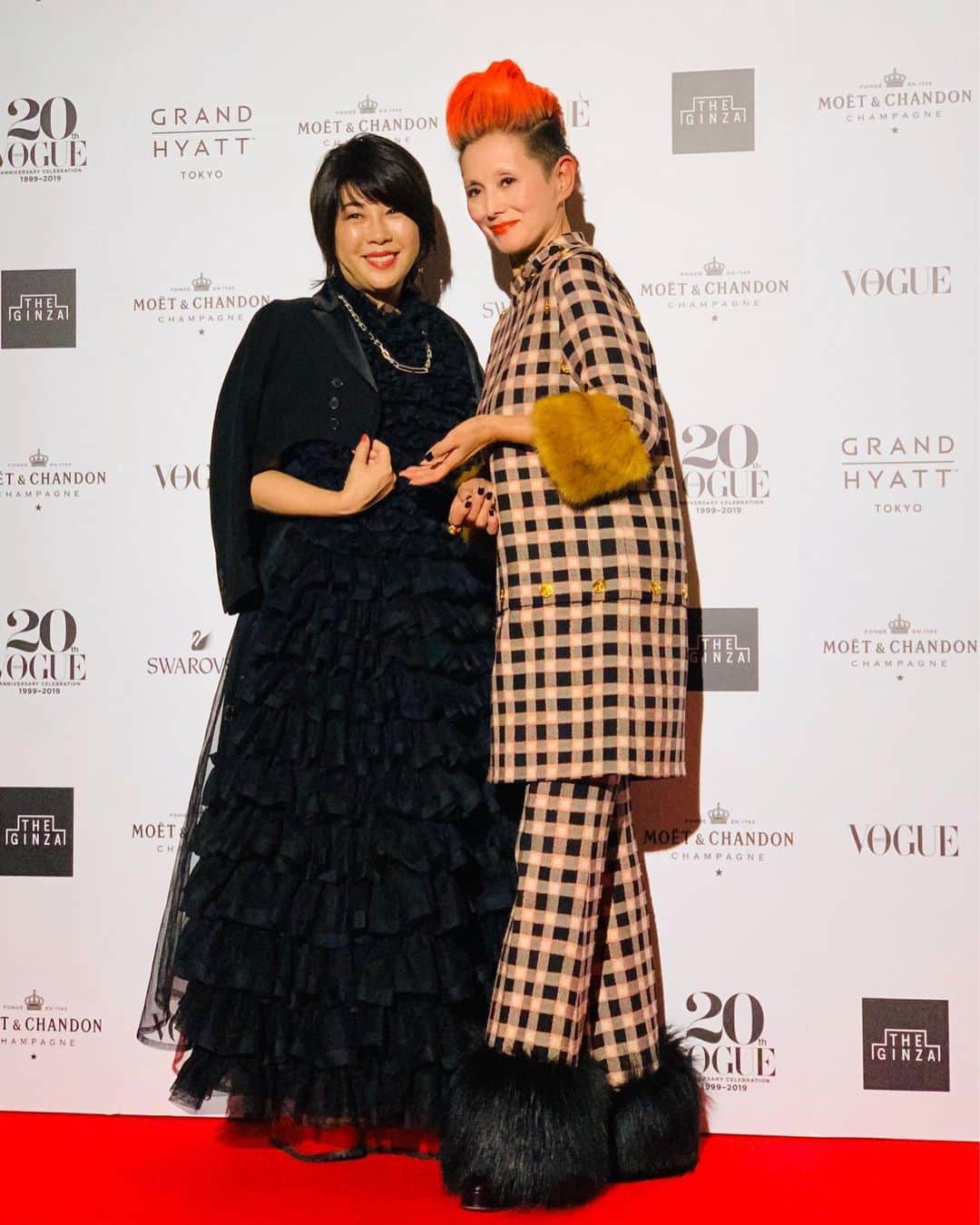 夏木マリさんのインスタグラム写真 夏木マリinstagram Vogue Japan 周年 おめでとうございます 渡辺三津子編集長と この日のドレスコード Red Voguejapanth Vj Hair Makeはこのお二人 Hair Taku Cutters Makeup