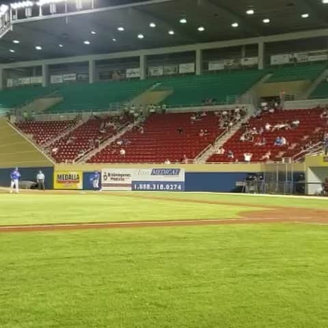 T-岡田（岡田 貴弘）のインスタグラム：「ウインターリーグ第1号は代打逆転満塁ホームラン⚾️ 19時15分試合開始で終わったのが23時30分。。。 さっき球場出たけど家着くの午前2時半くらい😱 今日の練習開始も16時半からのはずがチーム荷物が届かず暗くてボールも全然見えないケージで軽くバッティングとキャッチボールで終わり💦 日本では有り得ないことだけど、チームメイトは口を揃えて「Welcome to Puerto rico😁」 日本がいかに恵まれてるかわかります…  #1号ホームラン#すいません#試合は負けました#welcome#to#puertorico#bueno」