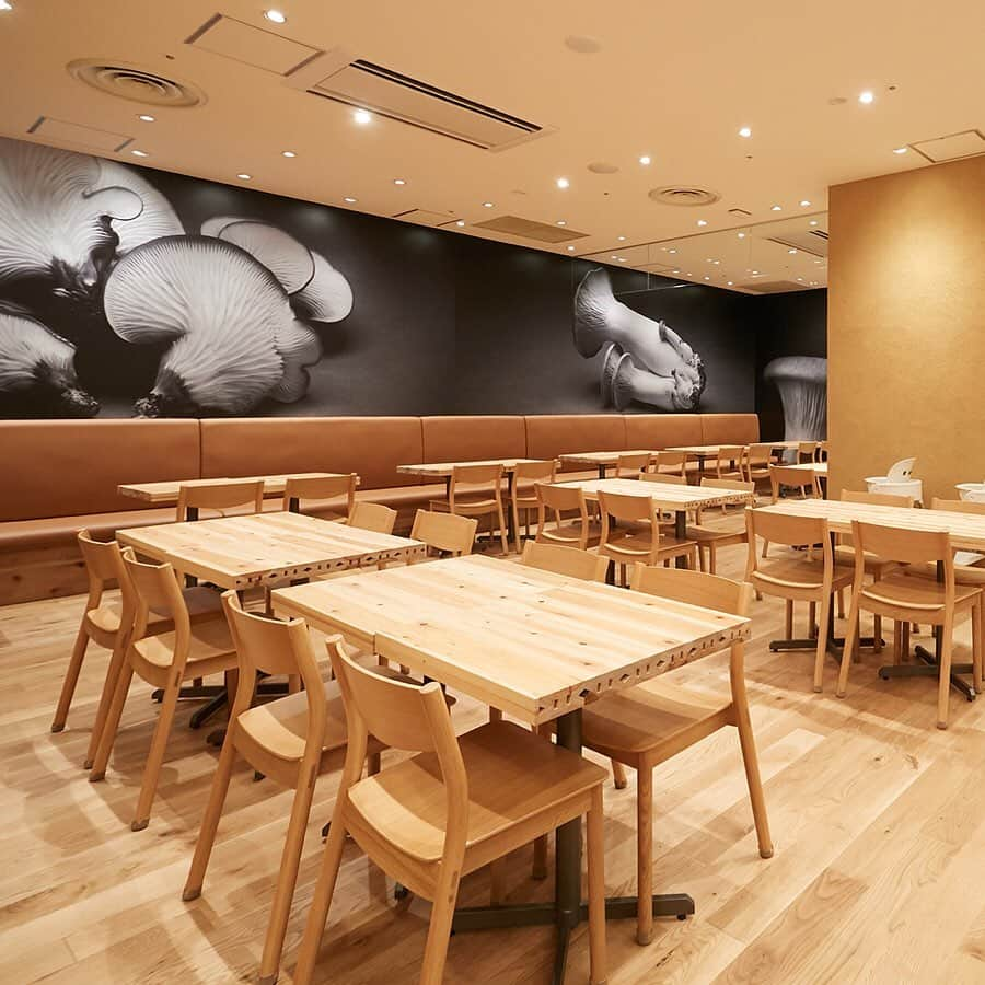 無印良品さんのインスタグラム写真 - (無印良品Instagram)「【Café&Meal MUJI】京都山科がオープンしました - 京都駅から1駅、山科駅から直結の「ラクト山科ショッピングセンター」1階にCafé&Meal MUJI京都山科がオープンしました。多くのお客さまが利用できるよう90席を設け、ゆとりのあるお一人さま用のカウンター席にはコンセントを完備、グループでの利用に便利なテーブル席も充実させました。 - Café&Meal MUJIでは、無印良品が大切にしている「素の食」のおいしさを基本に、旬の食材をできるだけシンプルに調理したデリを毎日手づくりでご提供します。 - 季節を感じられる食材や、地域に根付いた農家から仕入れた新鮮な野菜は、いろいろな「おいしい」を楽しんでいただけます。 - 家族や友人と会話を楽しみながら、あるいはひとりの時間を満喫しながら。からだにやさしく、食べておいしい「素の食」を、ゆったりとした空間でどうぞお召し上がりください。 - スタッフ一同、皆さまのご来店をお待ちしております。 - #CaféandMealMUJI #CaféMUJI #無印良品 #MUJI #MUJIカフェ #カフェ #cafe #MUJIshop #無印良品京都山科 #京都山科 #京都 #山科 #MUJIKYOTOYAMASINA #KYOTO #YAMASINA」11月21日 14時00分 - muji_global