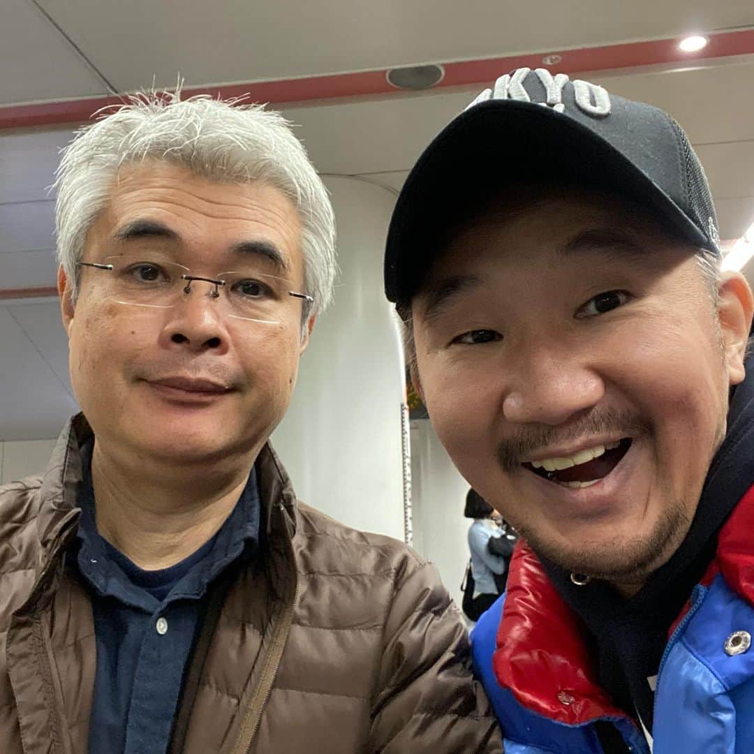 植田朝日のインスタグラム：「🔵🔴﻿ ﻿ 調布FM『TOKYO12RADIO』の取材終了‼️﻿ ﻿ 本日は小平ではなく味スタ練習！w﻿ ﻿ なのに小平に行ってしまったニッポン放送ケムケムとパチリ。笑﻿ ﻿ 次の湘南戦は実況だってさ。﻿ ちなみにケムケムは初年度からのソシオで、昔、一緒に番組をやってた人ですよ！w﻿ ﻿ #tokyo12 #ニッポン放送 #ケムケム煙山 #ソシオ」