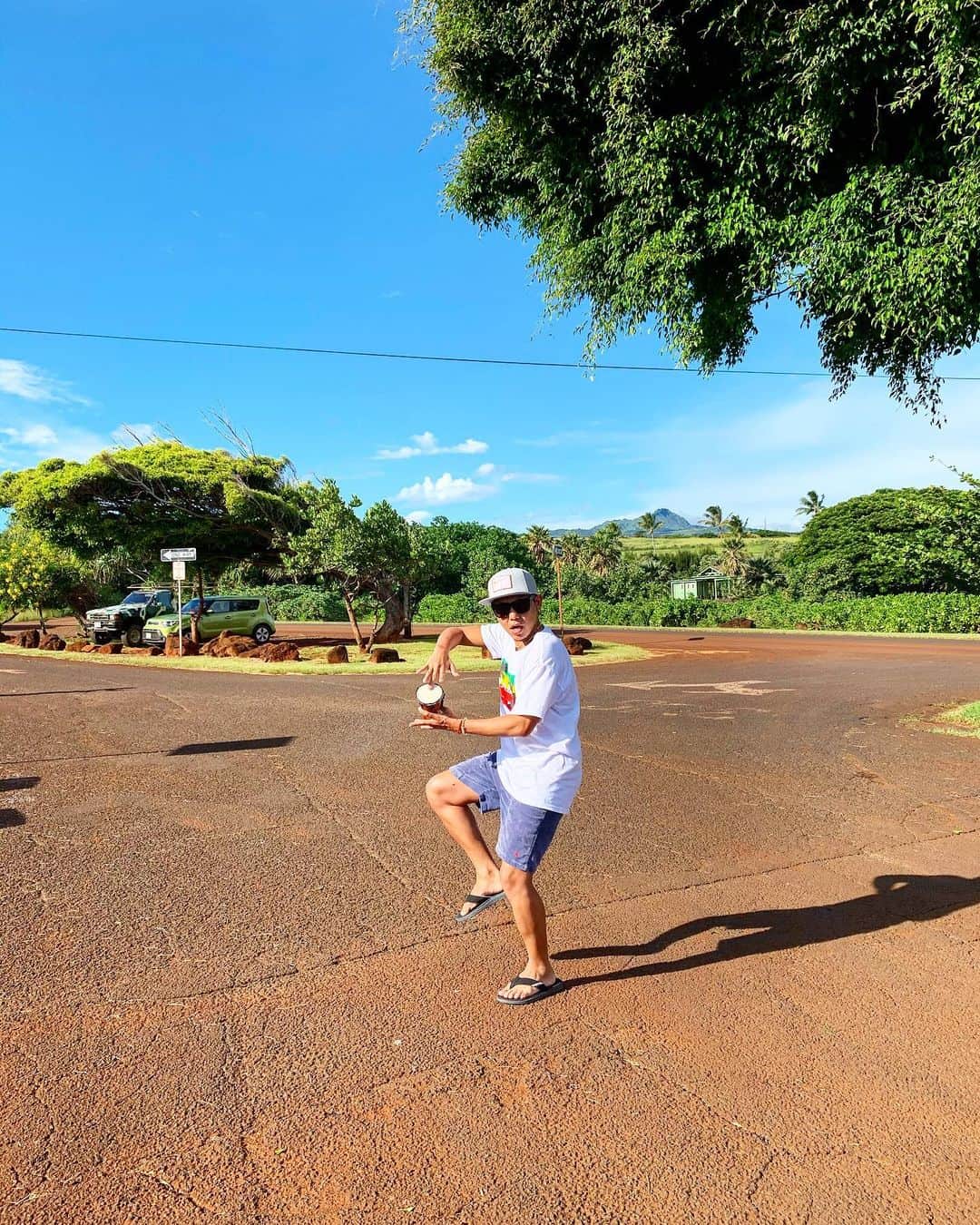 あっくんのインスタグラム：「カウアイ島 空間映えが凄い だけど 俺が写ったら 映えない #インスタ萎え #hawaii  #kauaiisland」