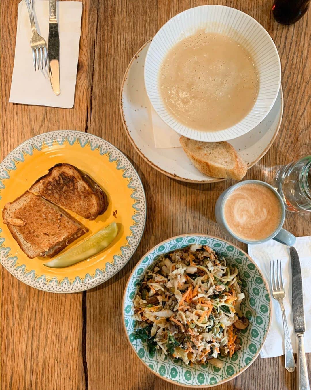 早川茉希さんのインスタグラム写真 - (早川茉希Instagram)「【フィラデルフィア旅行🍴グルメ編】  フィラデルフィアはご飯が美味しいと聞いたけど 今回食べたものどれも当たりでした😍👍🏻❤️ ・ (pic1〜4)📍Talula's Daily ・ 内装も食器もめちゃ可愛くて好み😻💓 サラダ、スープ、トースト、ラテ全部美味しかった！ トーストは焼きたてサクサク👍🏻💕 🚻も綺麗で、おむつ交換台あり👶💓 (NYに来て、トイレ事情を気にするようになった😂) ・ (pic5〜7)📍Reading Terminal Market 🥯  行きたかった有名マーケット😍 活気があって、ランチを食べるサラリーマンの姿もチラホラ👨‍💻 フィラデルフィアといえば#チーズステーキ 🧀 ということで、時間もないしココで食べようと ガーリックスピナッチチーズステーキをオーダー🌭 これが、めちゃくちゃ大きい🤣🤣🤣 二人でシェアしてお腹いっぱいになりました笑 上手く食べる方法がわからなかったけど、 これまた食べたいな😂✨ ・ (pic8〜10)📍Alma de Cuba🇨🇺 ・ 夜は、現地に住む夫の友人達とディナー🍽 人気のキューバ料理店をチョイスしてくれました！ キューバで食べた料理より断然美味しかった😳❤️ その後、アパートで二次会をして楽しい夜でした😻  #philadelphia #philly #gourmet #cheesesteak #cafe #trip #フィラデルフィア #フィラデルフィアカフェ #ランチタイム #週末旅行 #旅行好きな人と繋がりたい #タビジョ #アメリカ旅行 #フィラデルフィア旅行 #カフェ好き #ニューヨーク生活 #アメリカ暮らし」11月21日 13時57分 - maki_hayakawa
