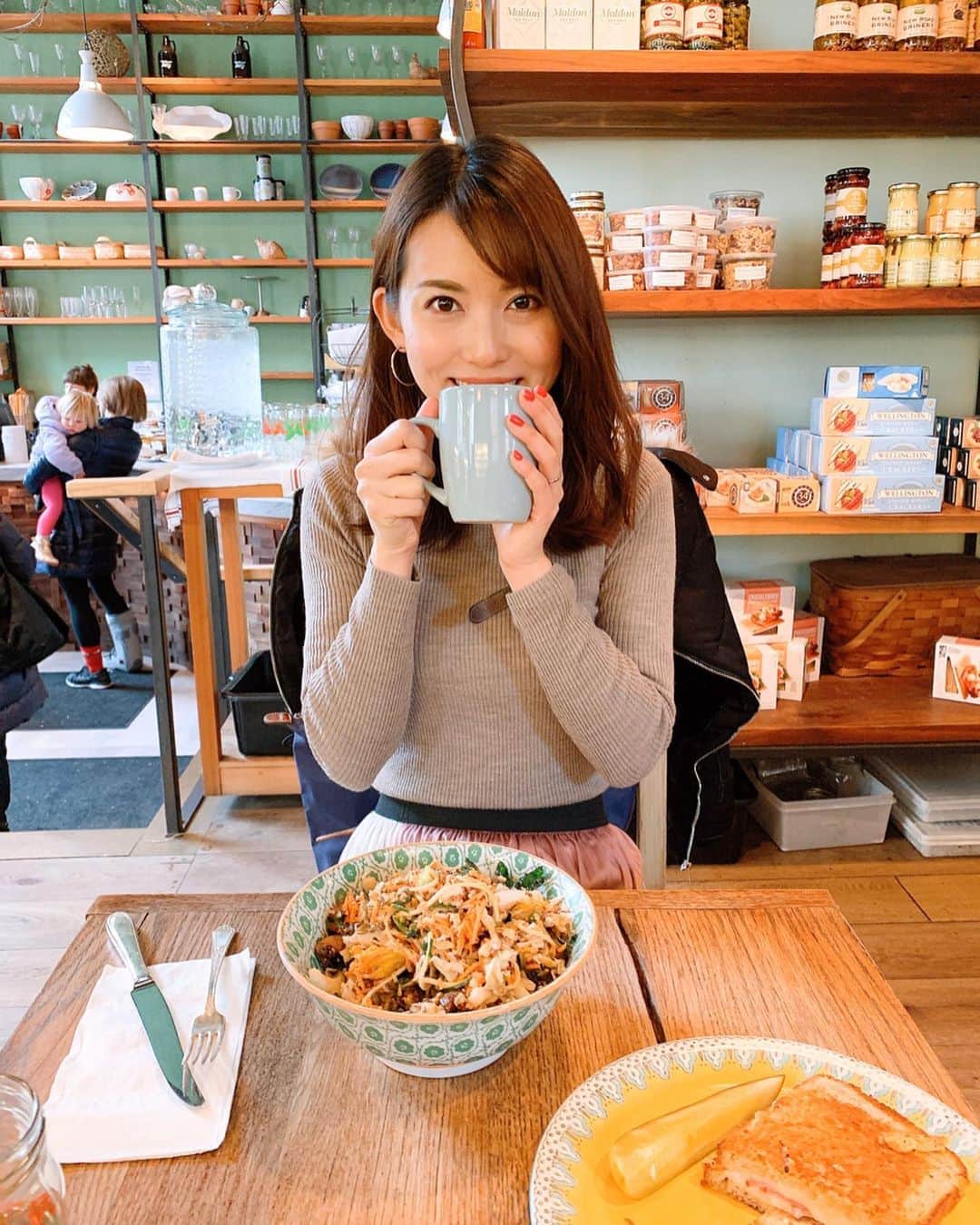 のインスタグラム：「【フィラデルフィア旅行🍴グルメ編】  フィラデルフィアはご飯が美味しいと聞いたけど 今回食べたものどれも当たりでした😍👍🏻❤️ ・ (pic1〜4)📍Talula's Daily ・ 内装も食器もめちゃ可愛くて好み😻💓 サラダ、スープ、トースト、ラテ全部美味しかった！ トーストは焼きたてサクサク👍🏻💕 🚻も綺麗で、おむつ交換台あり👶💓 (NYに来て、トイレ事情を気にするようになった😂) ・ (pic5〜7)📍Reading Terminal Market 🥯  行きたかった有名マーケット😍 活気があって、ランチを食べるサラリーマンの姿もチラホラ👨‍💻 フィラデルフィアといえば#チーズステーキ 🧀 ということで、時間もないしココで食べようと ガーリックスピナッチチーズステーキをオーダー🌭 これが、めちゃくちゃ大きい🤣🤣🤣 二人でシェアしてお腹いっぱいになりました笑 上手く食べる方法がわからなかったけど、 これまた食べたいな😂✨ ・ (pic8〜10)📍Alma de Cuba🇨🇺 ・ 夜は、現地に住む夫の友人達とディナー🍽 人気のキューバ料理店をチョイスしてくれました！ キューバで食べた料理より断然美味しかった😳❤️ その後、アパートで二次会をして楽しい夜でした😻  #philadelphia #philly #gourmet #cheesesteak #cafe #trip #フィラデルフィア #フィラデルフィアカフェ #ランチタイム #週末旅行 #旅行好きな人と繋がりたい #タビジョ #アメリカ旅行 #フィラデルフィア旅行 #カフェ好き #ニューヨーク生活 #アメリカ暮らし」