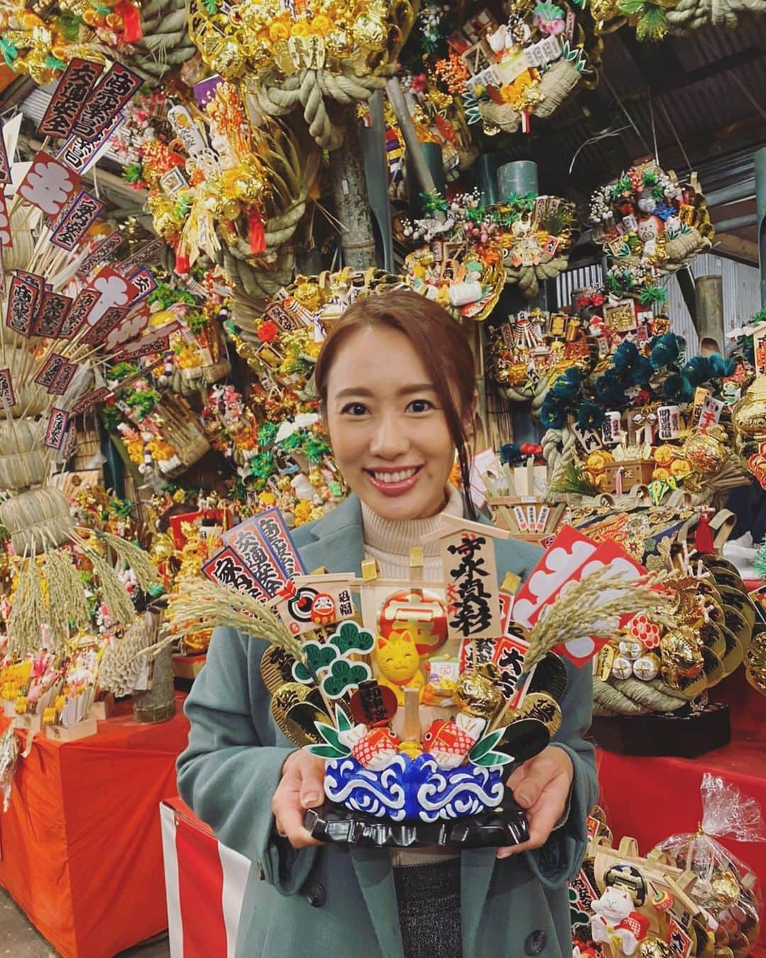 守永真彩さんのインスタグラム写真 - (守永真彩Instagram)「. . 人生初熊手️✨ 花園神社の二の酉の日に行って参りました！ 実は花園神社にお詣りするのも初めて。 想像以上に多くの方で賑わっていて、歩くのがやっとなくらいでした😂️ . その中で一番お気に入りの熊手との出逢い❤️ 一つとして同じものはない熊手。 来年も最高な一年になりそうです☺️ . . #花園神社　#熊手 #二の酉　 #🌸」11月21日 14時02分 - maayamorinaga