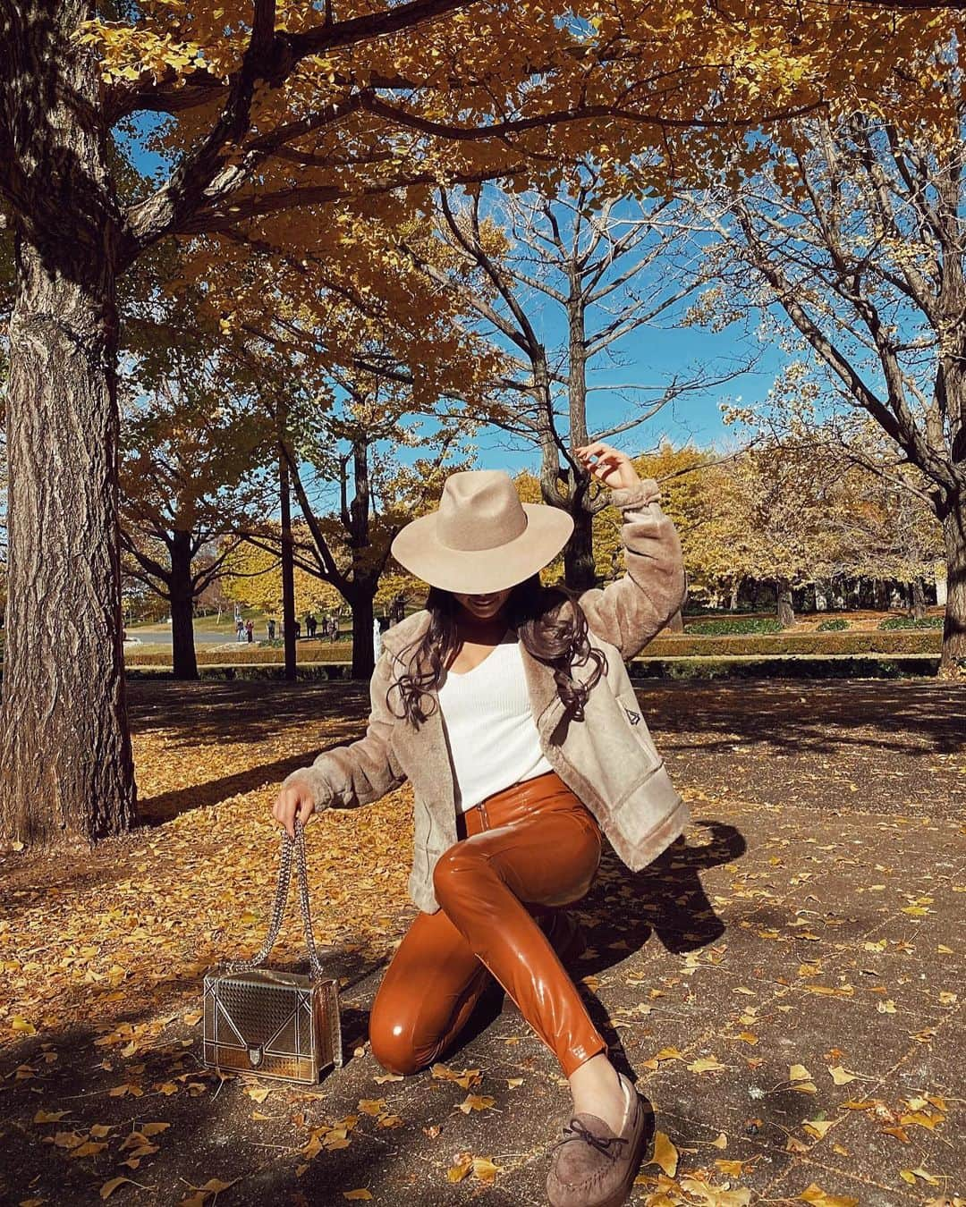 華さんのインスタグラム写真 - (華Instagram)「イチョウ並木🍂 、 紅葉codeはベージュ女子🐻🖤 去年からずっと探してた ラバーパンツのブラウンもGET！！嬉卍 、 ムートンとの異素材mixが可愛すぎんか✖️ 華はオータムcolour系のファッションが 自分の肌色にも合ってて好きなんだよね、 、 沢山歩くから今日は珍しくペタンコ👞 今年初の紅葉は綺麗すぎた🍁 、 、 #イチョウ並木」11月21日 14時10分 - _hana.87_