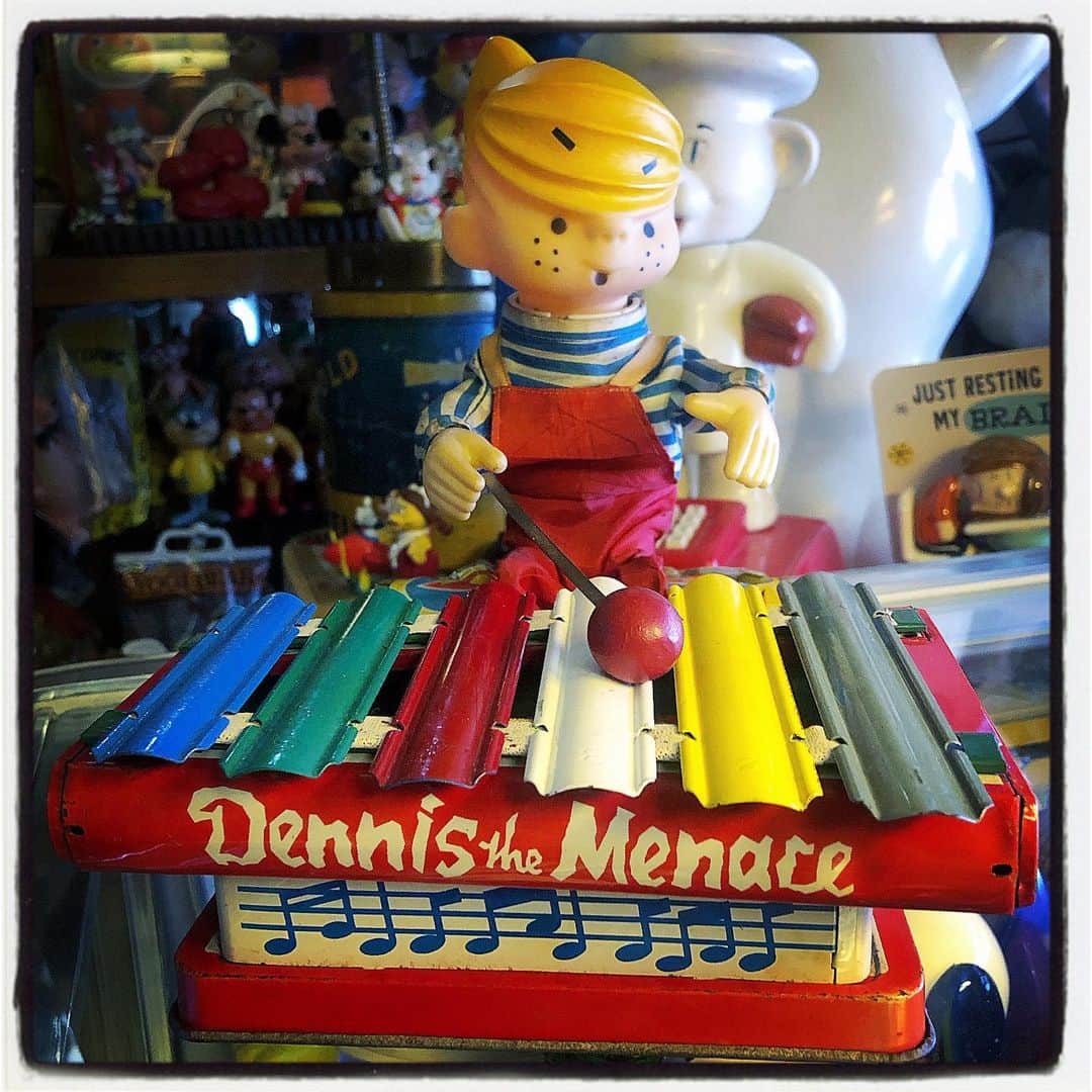 大川知英のインスタグラム：「50's Marusan Dennis the Menace Xylophone Tin Toy🇯🇵 デニスくんが鉄琴を叩く可愛い Maid in Japanのブリキのおもちゃ👨🏽‍✈️素晴らしく音痴な音色が最高🤡 #marusan#dennisthemenace  #xylophone #tintoy#maidinjapan  #音痴な音色が癖になる#可愛い #デニス博士wponchiさんとデニス仲間を設立#amecajiboys #takatsubase#アメトイ部キャプテン」