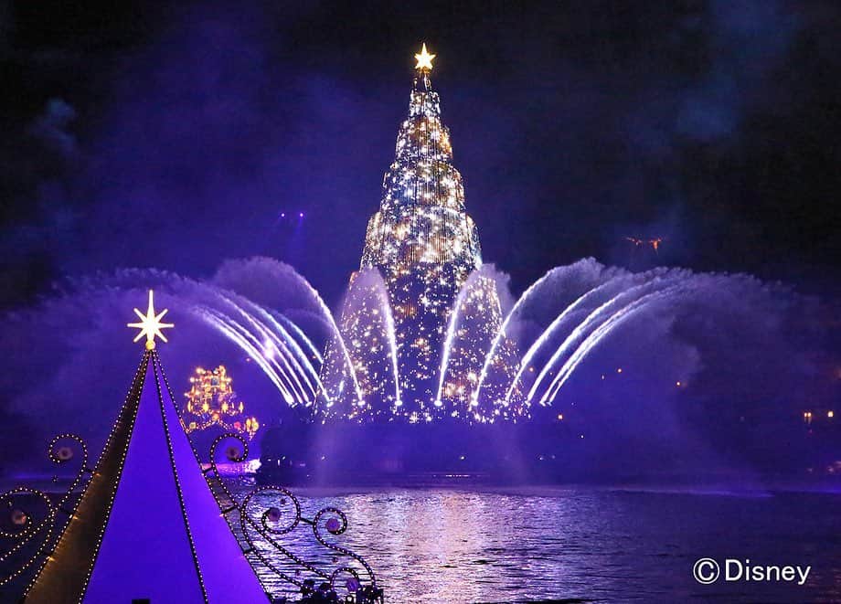 高橋みなみの「これから、何する？」さんのインスタグラム写真 - (高橋みなみの「これから、何する？」Instagram)「＼💗ベルちゃんの📷フォトレポート！／ 『カラー・オブ・クリスマス』は、高さ約15メートルの大きなクリスマスツリーや小さなツリーのオブジェが光り輝く、幻想的な夜の水上エンターテイメントです。  #これなに #これから東京ディズニーリゾートいっちゃう？」11月21日 14時10分 - korenanitfm