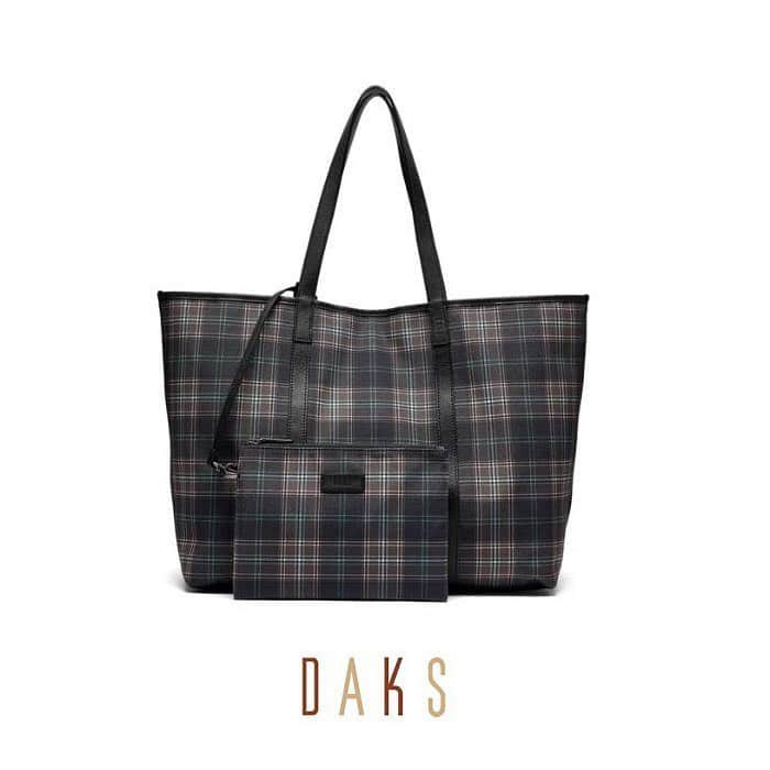 DAKS Koreaさんのインスタグラム写真 - (DAKS KoreaInstagram)「#TREND #빅숄더백 실용성 좋은 폴리 소재에 소가죽으로 포인트를 준 3가지 컬러의 타탄 체크 양면 숄더백입니다. 캐주얼한듯 클래식한 스타일을 함께 즐겨보세요. _ #DBBA9F922W1 #DBBA9F921N1 #DBBA9F920W3 _ #닥스 #닥스코리아 #닥스엑세서리 #DAKS #DAKSACCESSORIES #Lfmall #FW #FW컬렉션 #닥스가방 #가방추천 #남자가방 #여자가방 #남자가방추천 #여자가방추천 #숄더백 #남자숄더백 #여자숄더백 #숄더백추천」11月21日 14時13分 - dakskorea_accessories