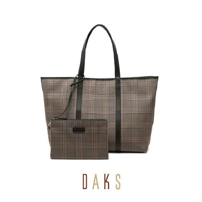 DAKS Koreaさんのインスタグラム写真 - (DAKS KoreaInstagram)「#TREND #빅숄더백 실용성 좋은 폴리 소재에 소가죽으로 포인트를 준 3가지 컬러의 타탄 체크 양면 숄더백입니다. 캐주얼한듯 클래식한 스타일을 함께 즐겨보세요. _ #DBBA9F922W1 #DBBA9F921N1 #DBBA9F920W3 _ #닥스 #닥스코리아 #닥스엑세서리 #DAKS #DAKSACCESSORIES #Lfmall #FW #FW컬렉션 #닥스가방 #가방추천 #남자가방 #여자가방 #남자가방추천 #여자가방추천 #숄더백 #남자숄더백 #여자숄더백 #숄더백추천」11月21日 14時13分 - dakskorea_accessories